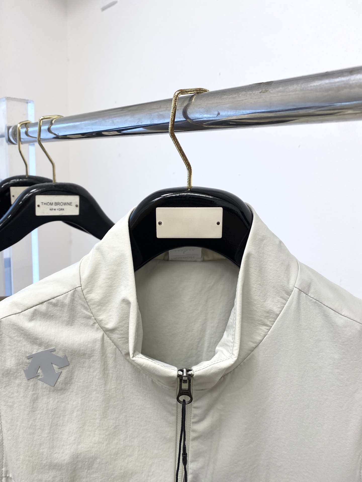 “Discent 2025 New Jacket: Fashion Style with Top-of-the-Shoulder Logo and Custom Fabric for Comfort” - 图片 2