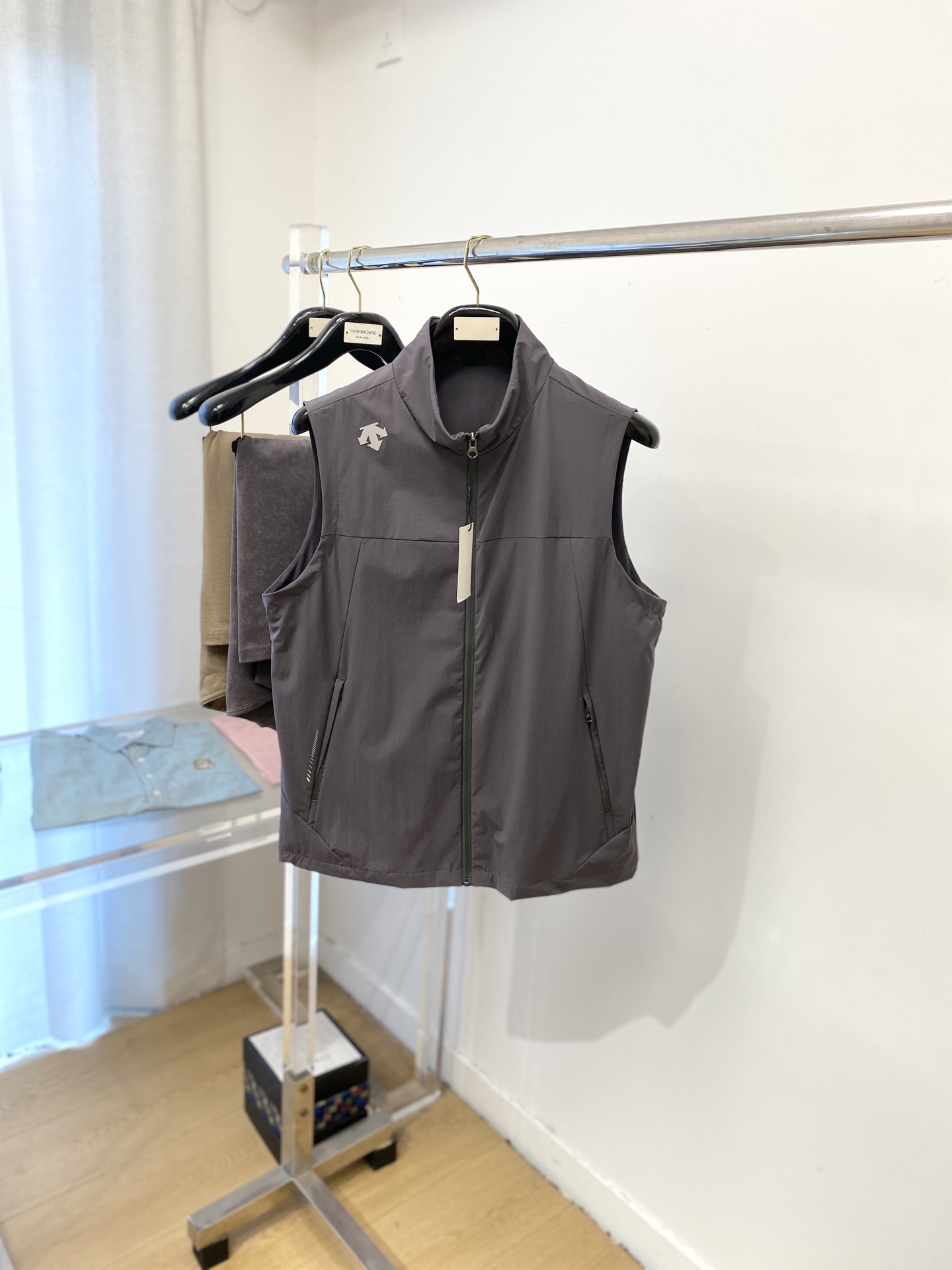 NO:499656,DESCENTE, 2025 new jacket vest jacket, fashionable and handsome, simple and versatile style, top-grade glue-printed pattern logo on the shoulder, customized original fabric, not only crisp, maintains a fashionable silhouette, and is comfortable to wear, with more delicate yarn, M-3XL,, jackets & coats, jackets & coats, alexander wang19860909DESCENTE迪桑特、2025新品夹克马甲外套,时尚帅气,简约百搭款,肩部顶级印胶图案logo,定制原版面料,不仅挺括,保持潮流的廓形,又穿着舒适,纱织更细腻,码数M-3XL,,jackets & coats,jackets & coats,alexander wang,Men's clothing