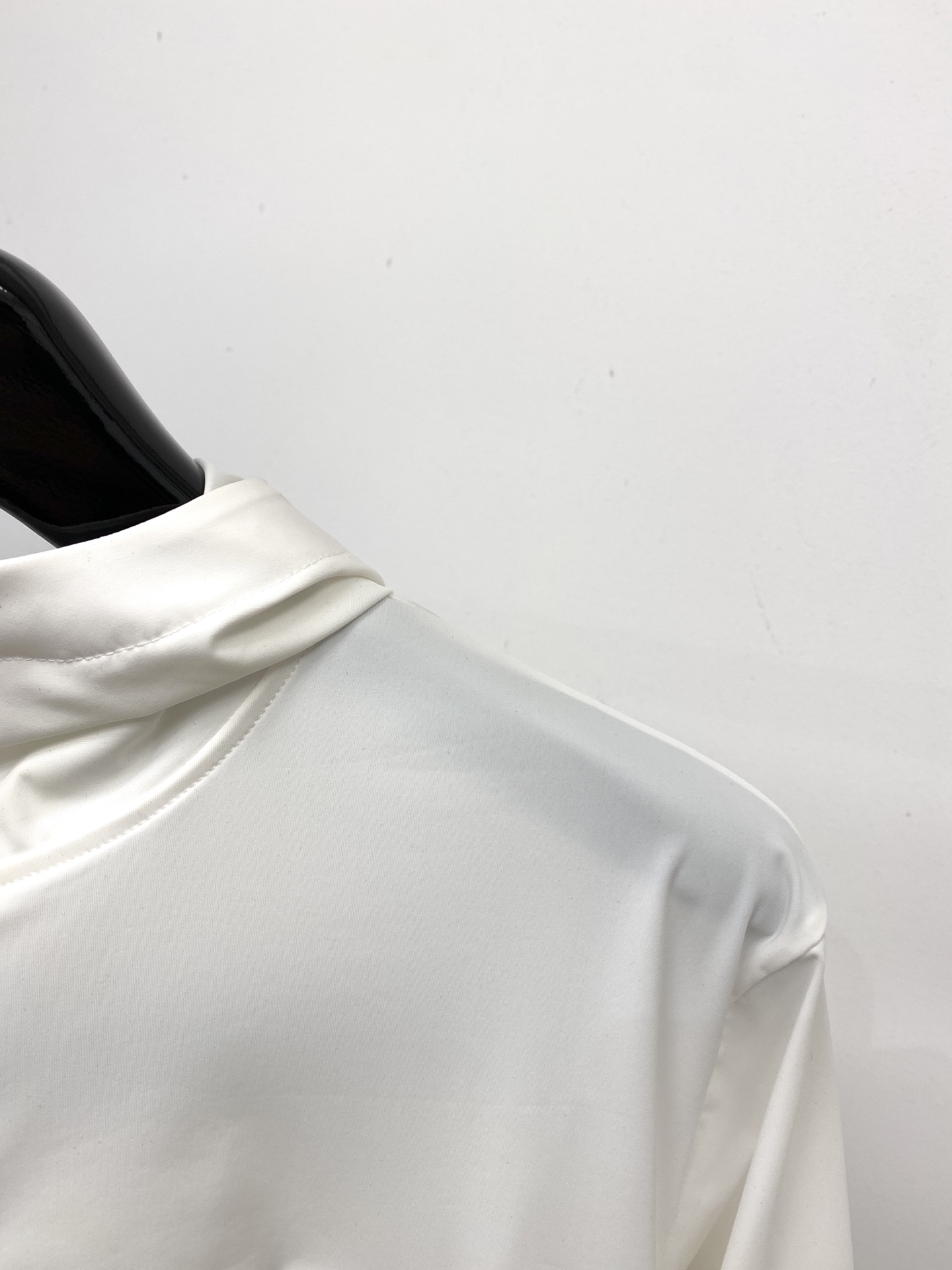 “2025 New Sunscreen Jacket with Stylish Embroidery and Comfortable Cotton Fabric for $100” - 图片 3