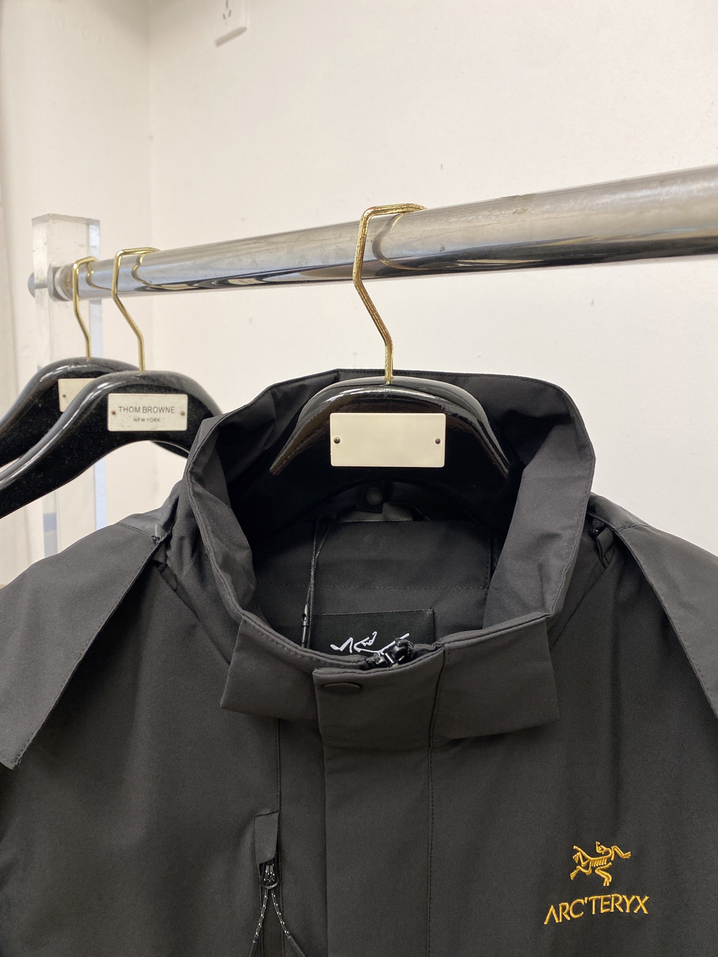 “2025 Fashionable Jackets: Custom-Made, Finely Embroidered Alphalogo, Original Fabric, Affordable Prices, M-3XL Sizes” - 图片 2