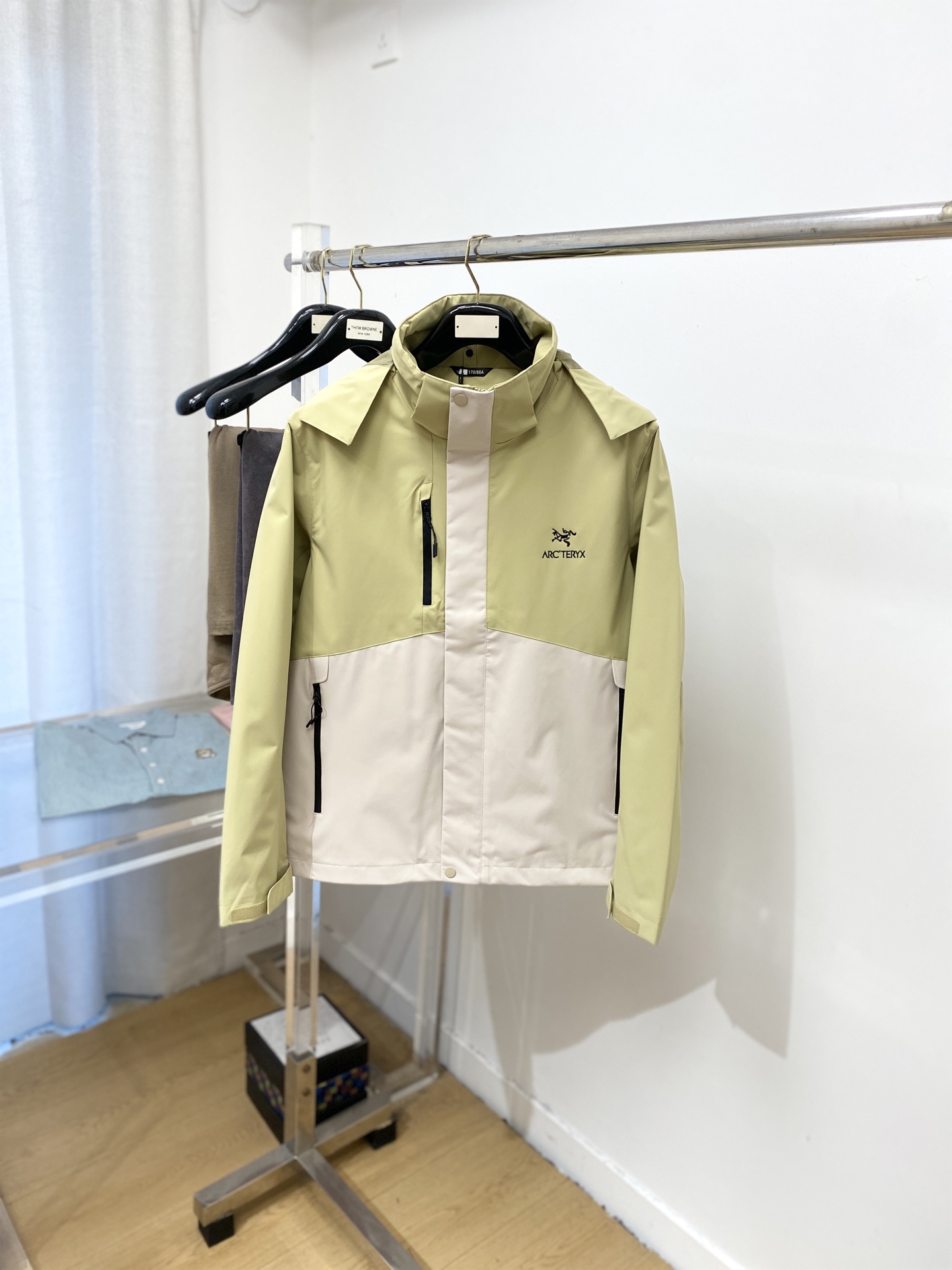 NO:504175,Archaeoptera bird, 2025 new jacket jacket, fashionable and handsome, simple and versatile style, exquisite embroidered letter pattern logo on the chest, customized original fabric, not only crisp, maintains the trendy silhouette, and is comfortable to wear, with more delicate yarn, code M-3XL, arc'teryx, jackets & coats, jackets & coats, alexander wang19860909始祖鸟、2025新品夹克外套,时尚帅气,简约百搭款,胸前精致刺绣字母图案logo,定制原版面料,不仅挺括,保持潮流的廓形,又穿着舒适,纱织更细腻,码数M-3XL,arc'teryx,jackets & coats,jackets & coats,alexander wang,Men's clothing