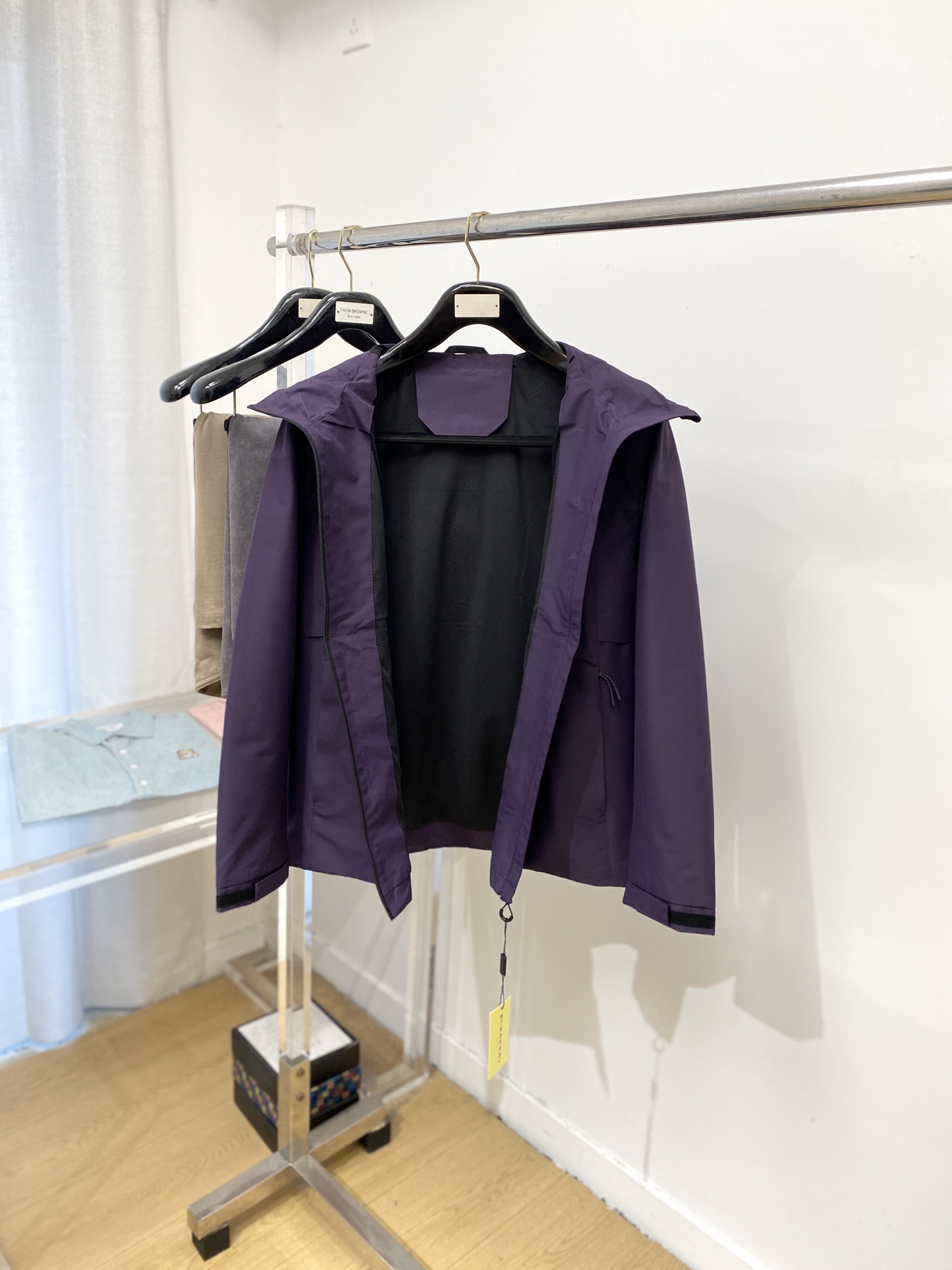 “Barbara’s 2025 New Jackets: Custom-Made Original Fabric with Top-of-the-Burst Gel Logo” - 图片 5
