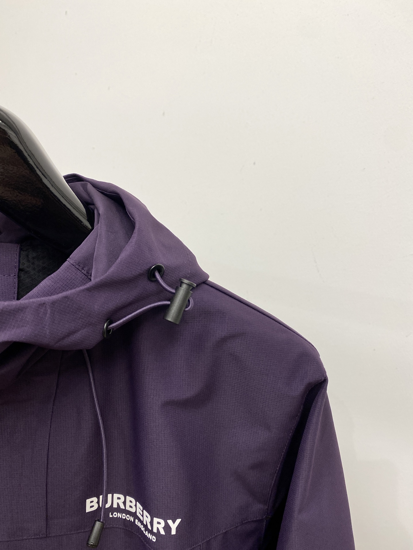 “Barbara’s 2025 New Jackets: Custom-Made Original Fabric with Top-of-the-Burst Gel Logo” - 图片 3