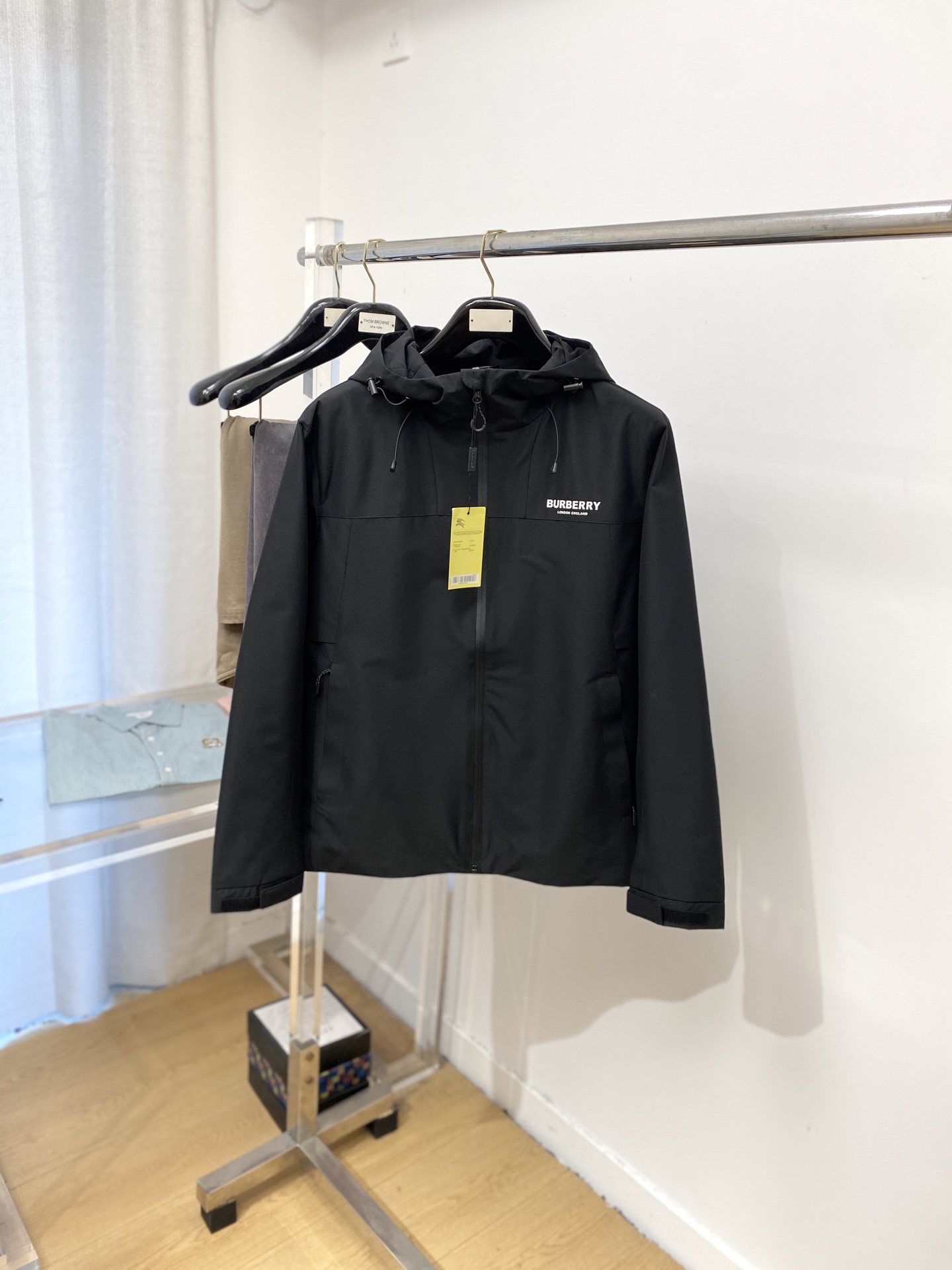 NO:504179,Burberry, 2025 new jacket jacket, fashionable and handsome, simple and versatile style, top-grade printed letter logo on the chest, customized original fabric, not only crisp, maintains the trendy silhouette, and is comfortable to wear, the yarn weaving is more delicate, the number M-3XL, burberry, jackets & coats, jackets & coats, alexander wang19860909巴宝莉、2025新品夹克外套,时尚帅气,简约百搭款,胸前顶级印胶字母logo,定制原版面料,不仅挺括,保持潮流的廓形,又穿着舒适,纱织更细腻,码数M-3XL,,burberry,jackets & coats,jackets & coats,alexander wang,Men's clothing