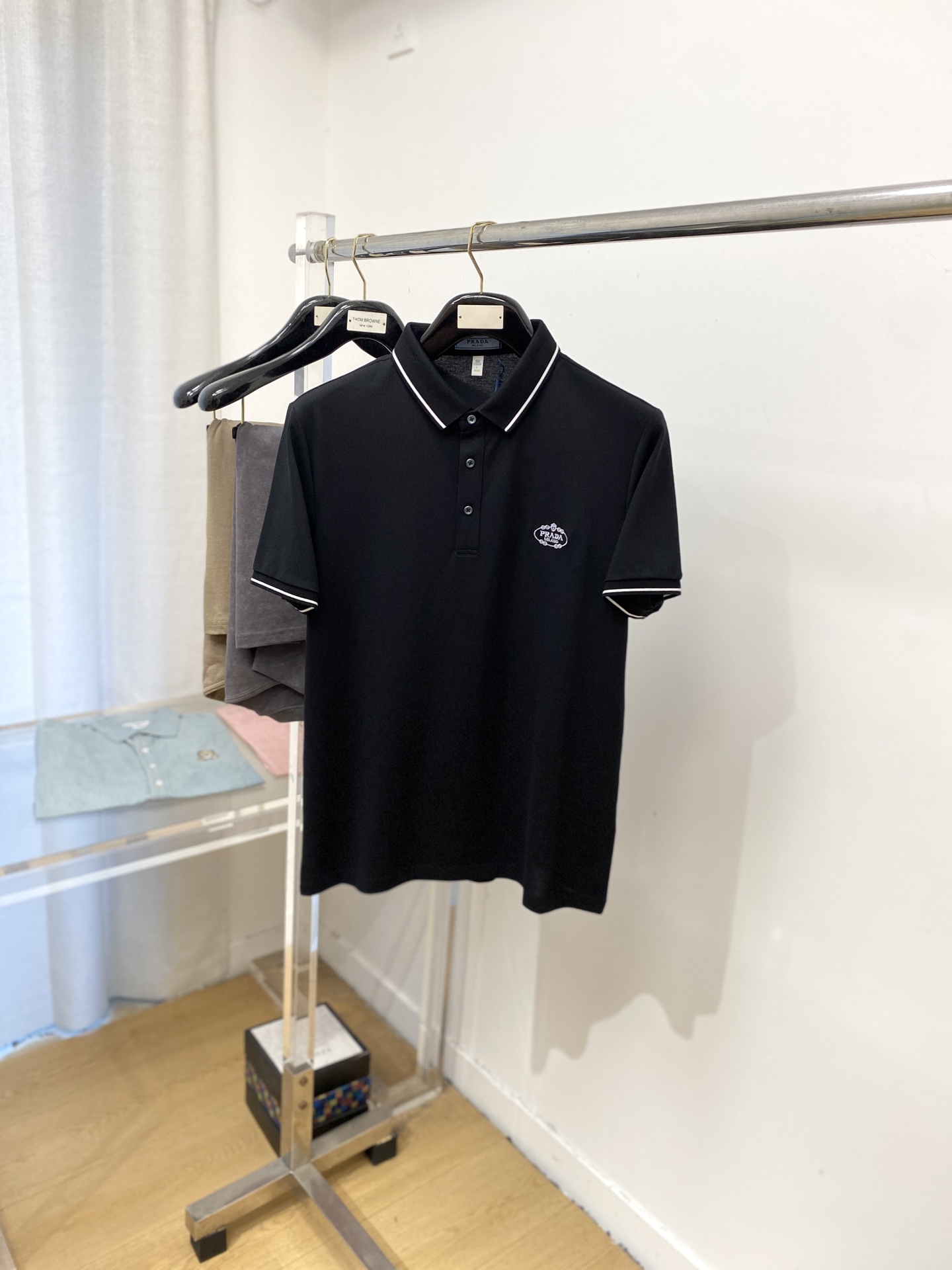 NO:499670,Prada, the latest short-sleeved T-shirt in 2025, handsome and fashionable, exquisite embroidered pattern letter logo on the chest, simple and versatile style. The fabric cotton is not only crisp, maintains the trendy silhouette, but also comfortable to wear, and the yarn is more delicate, the number M-3XL, prada, T-shirt,tees, t-shirt,alexander wang19860909普拉达、2025最新款短袖T恤,帅气时尚,胸前精致刺绣图案字母logo,简约百搭款.面料棉 不仅挺括,保持潮流的廓形,又穿着舒适,纱织更细腻,码数M-3XL,,prada,T-shirt,tees，t-shirt,alexander wang,Men's clothing