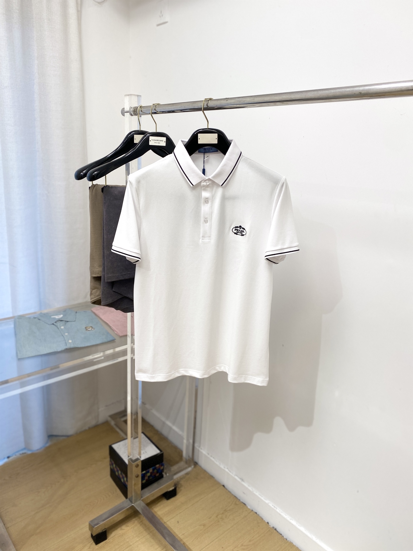 NO:530058,Prada, the latest short-sleeved T-shirt, handsome and fashionable, exquisite embroidered pattern letter logo on the chest, simple and versatile style. The fabric cotton is not only crisp, maintains the trendy silhouette, and is also comfortable to wear, and the yarn is more delicate, the number M-3XL, prada, T-shirt, tees, t-shirt, alexander wang19860909普拉达、最新款短袖T恤,帅气时尚,胸前精致刺绣图案字母logo,简约百搭款.面料棉 不仅挺括,保持潮流的廓形,又穿着舒适,纱织更细腻,码数M-3XL,,prada,T-shirt,tees，t-shirt,alexander wang,Men's clothing