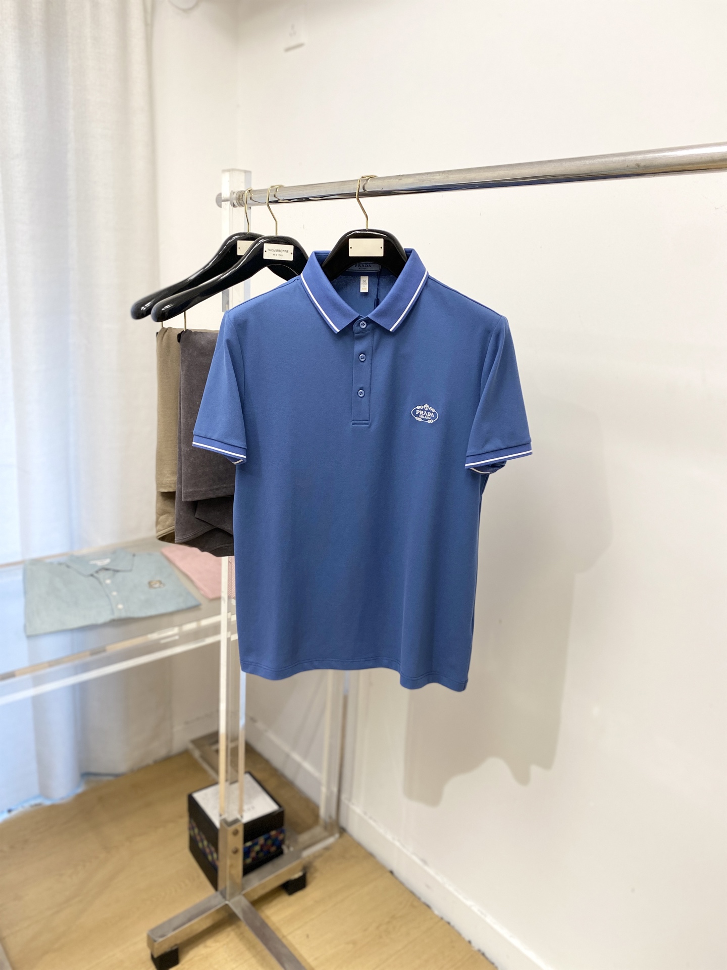 NO:499678,Prada, the latest short-sleeved T-shirt in 2025, handsome and fashionable, exquisite embroidered pattern letter logo on the chest, simple and versatile style. The fabric cotton is not only crisp, maintains the trendy silhouette, but also comfortable to wear, and the yarn is more delicate, the number M-3XL, prada, T-shirt,tees, t-shirt,alexander wang19860909普拉达、2025最新款短袖T恤,帅气时尚,胸前精致刺绣图案字母logo,简约百搭款.面料棉 不仅挺括,保持潮流的廓形,又穿着舒适,纱织更细腻,码数M-3XL,,prada,T-shirt,tees，t-shirt,alexander wang,Men's clothing