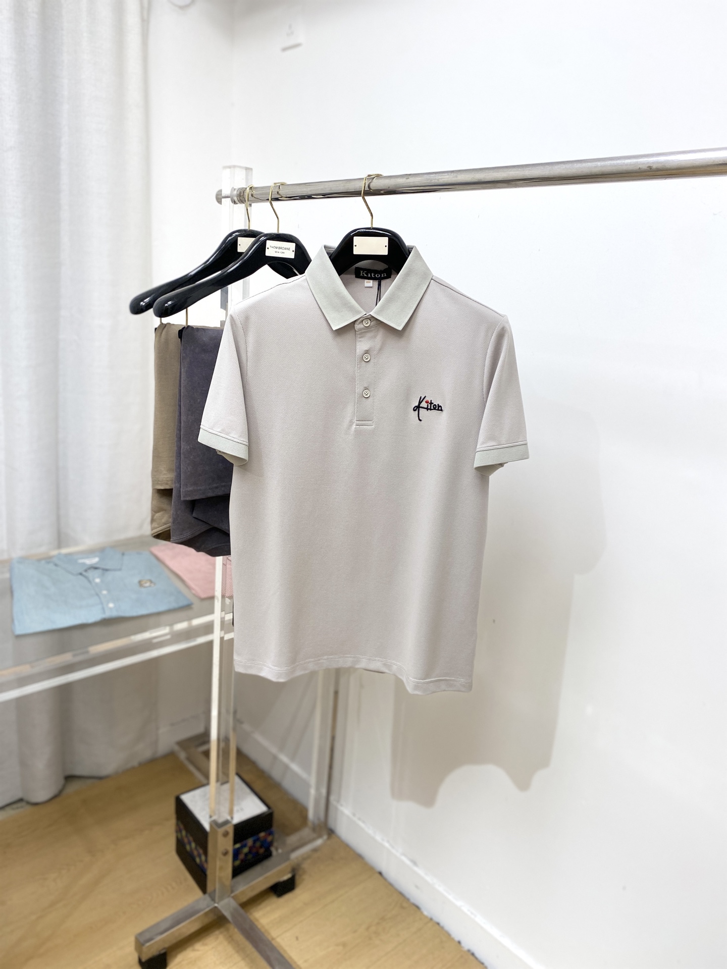 NO:530056,Kiton, the latest short-sleeved T-shirt, handsome and fashionable, exquisite embroidered letter logo on the chest, simple and versatile style. The fabric cotton is not only crisp, maintains the trendy silhouette, and is also comfortable to wear, and the yarn is more delicate, the number M-3XL, T-shirt,tees, t-shirt,alexander wang19860909Kiton、最新款短袖T恤,帅气时尚,胸前精致刺绣字母logo,简约百搭款.面料棉 不仅挺括,保持潮流的廓形,又穿着舒适,纱织更细腻,码数M-3XL,,T-shirt,tees，t-shirt,alexander wang,Men's clothing