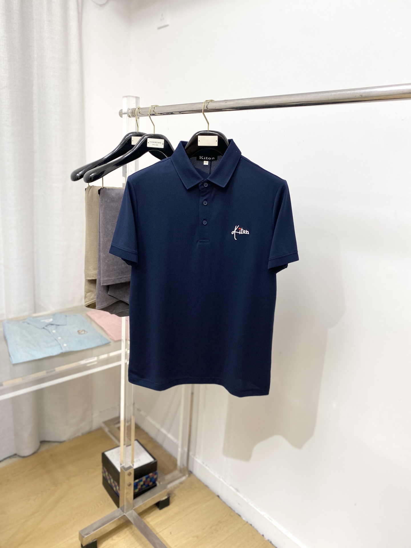 NO:499682,Kiton, 2025's latest short-sleeved T-shirt, handsome and fashionable, exquisite embroidered letter logo on the chest, simple and versatile style. The fabric cotton is not only crisp, maintains the trendy silhouette, but also comfortable to wear, and the yarn is more delicate, the number M-3XL, T-shirt,tees, t-shirt,alexander wang19860909Kiton、2025最新款短袖T恤,帅气时尚,胸前精致刺绣字母logo,简约百搭款.面料棉 不仅挺括,保持潮流的廓形,又穿着舒适,纱织更细腻,码数M-3XL,,T-shirt,tees，t-shirt,alexander wang,Men's clothing