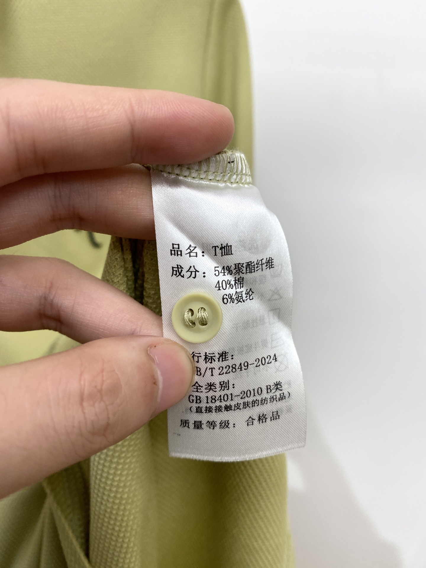 Kiton、2025最新款短袖T恤，帅气时尚，胸前精致刺绣字母logo，简约百搭款。面料棉 不仅挺括，保