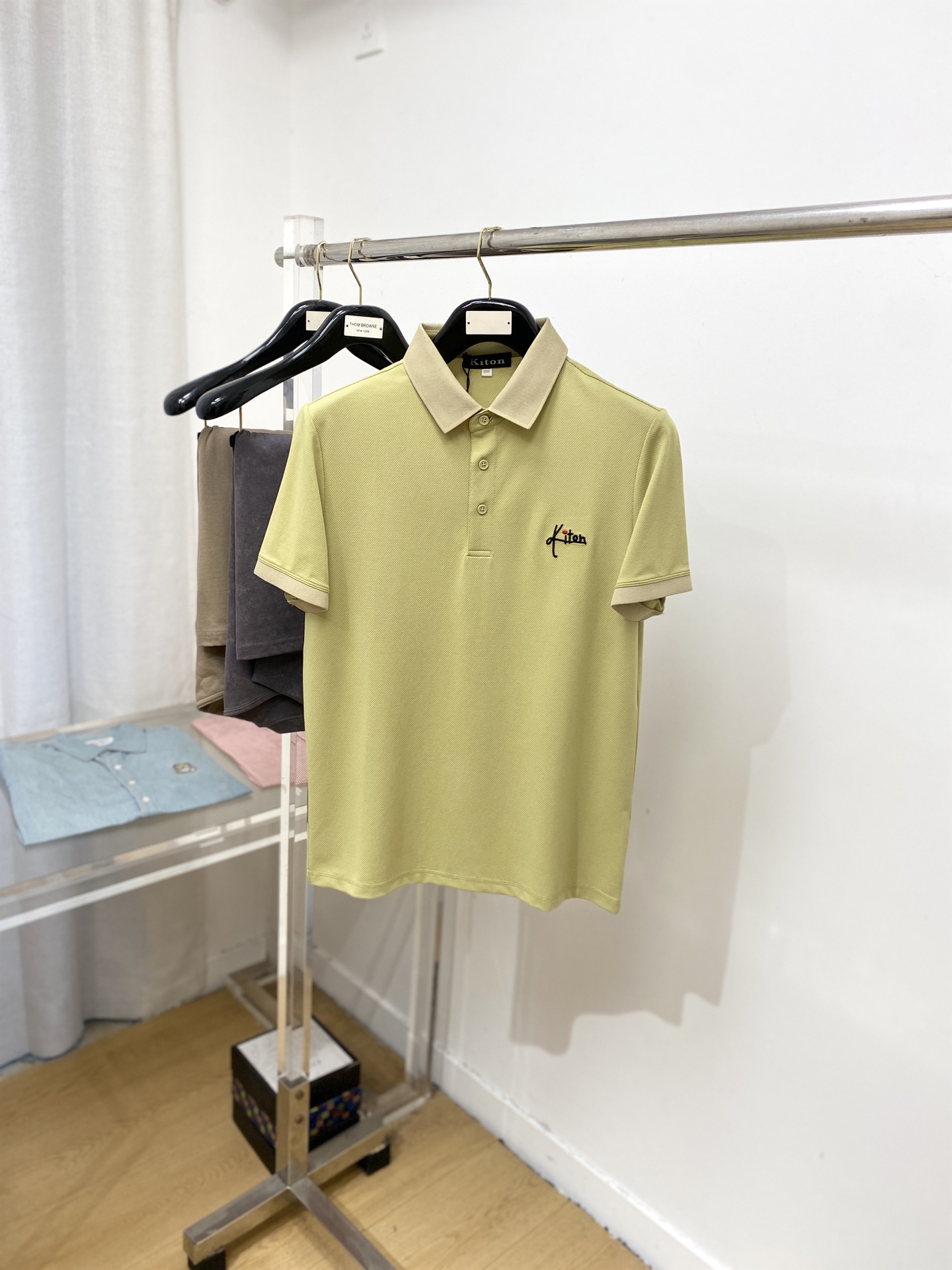 NO:518155,Kiton, the latest short-sleeved T-shirt in 2025, handsome and fashionable, exquisite embroidered letter logo on the chest, simple and versatile style. The fabric cotton is not only crisp, maintains the trendy silhouette, but also comfortable to wear, and the yarn is more delicate, the number M-3XL, T-shirt,tees, t-shirt,alexander wang19860909Kiton、2025最新款短袖T恤,帅气时尚,胸前精致刺绣字母logo,简约百搭款.面料棉 不仅挺括,保持潮流的廓形,又穿着舒适,纱织更细腻,码数M-3XL,,T-shirt,tees，t-shirt,alexander wang,Men's clothing