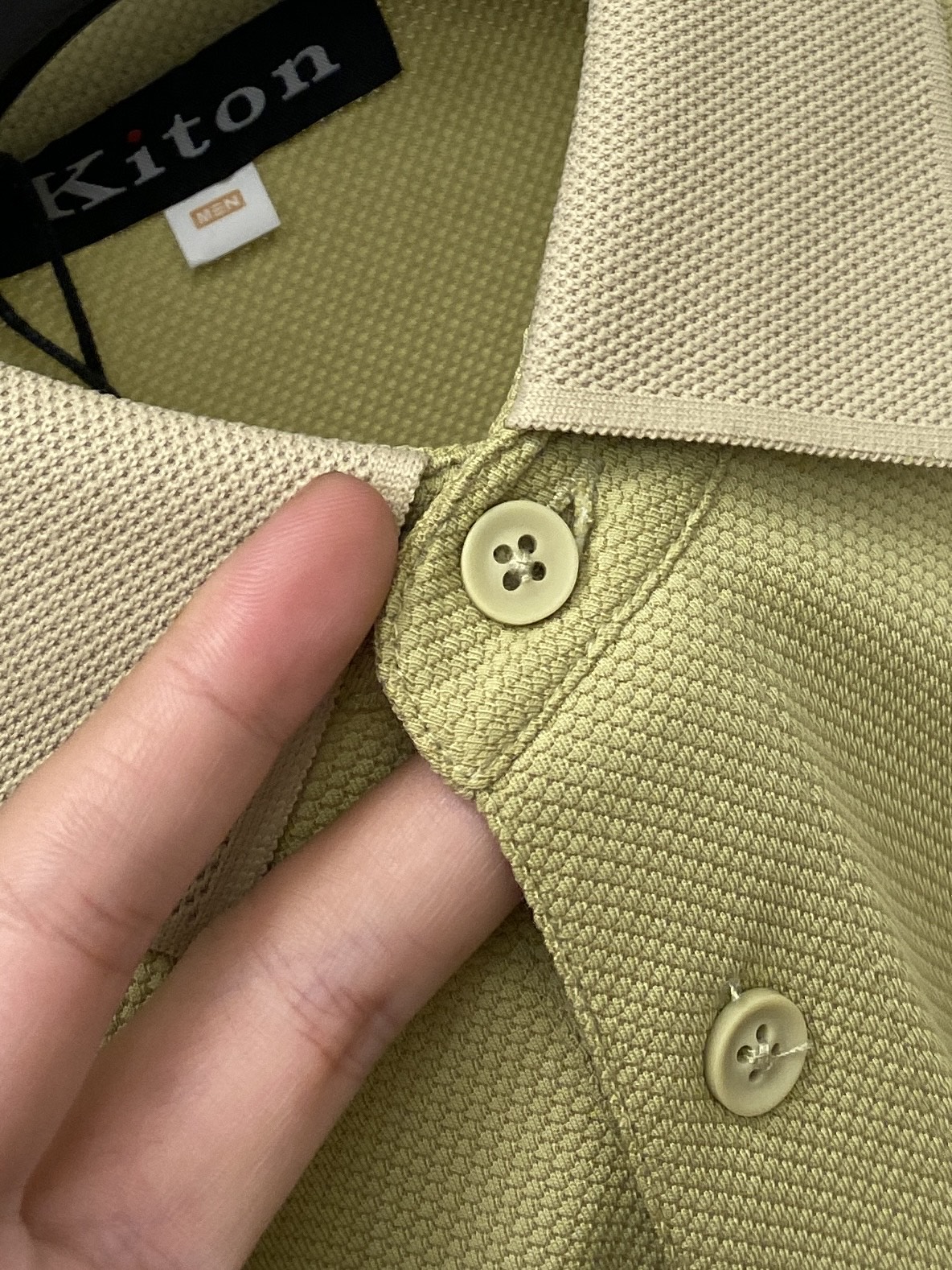 Kiton、2025最新款短袖T恤，帅气时尚，胸前精致刺绣字母logo，简约百搭款。面料棉 不仅挺括，保