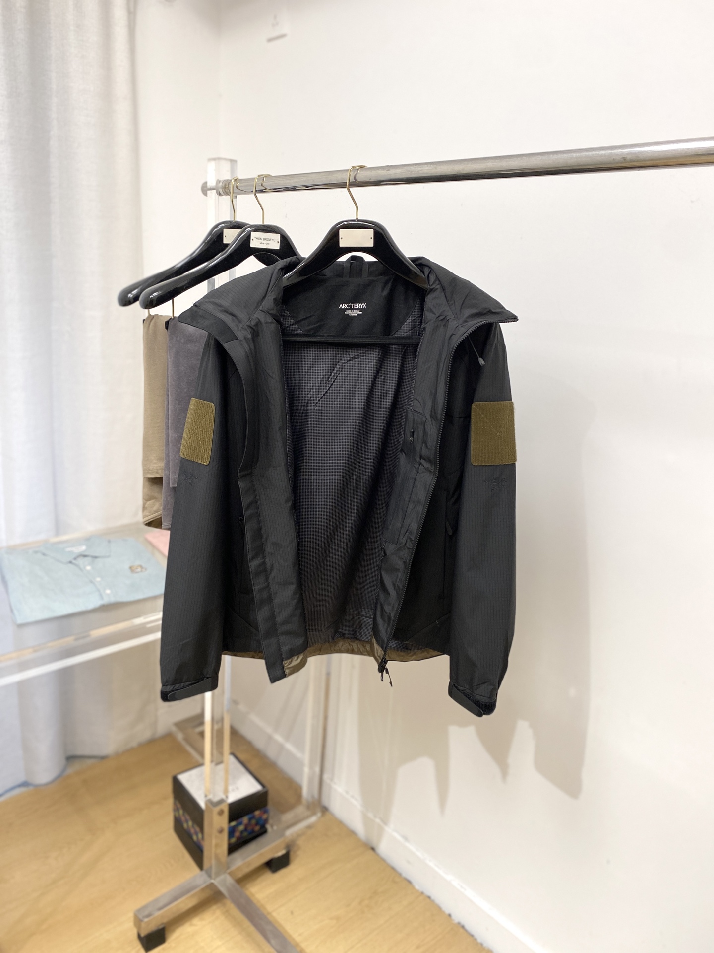 2025 Fashion Jackets: Custom-made Original Fabrics with Fine Embroidery and Cosmopolitan Appeal - 图片 5