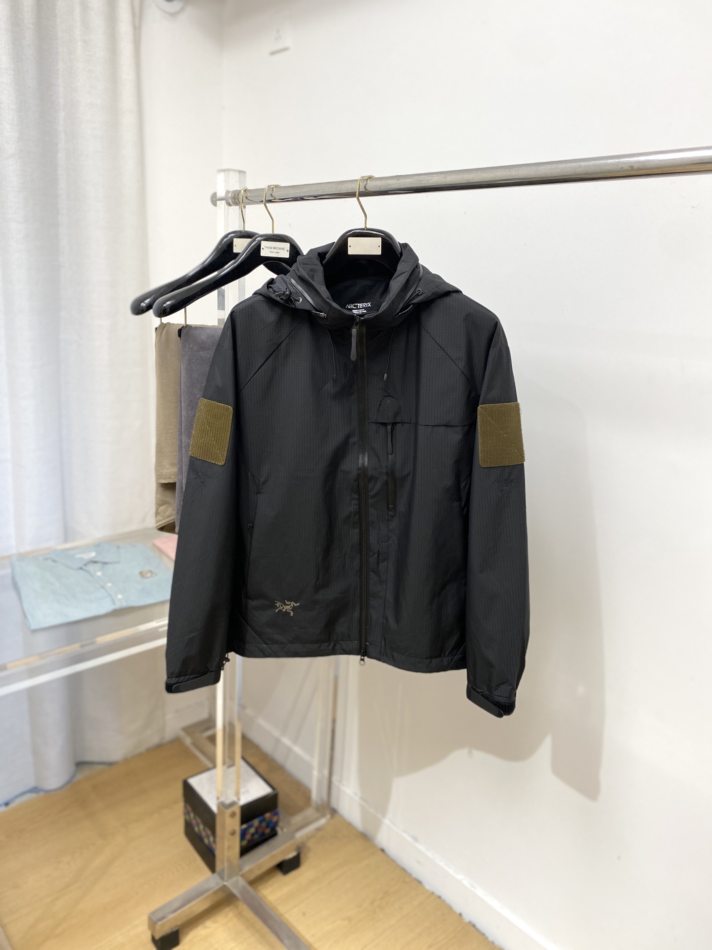 2025 Fashion Jackets: Custom-made Original Fabrics with Fine Embroidery and Cosmopolitan Appeal