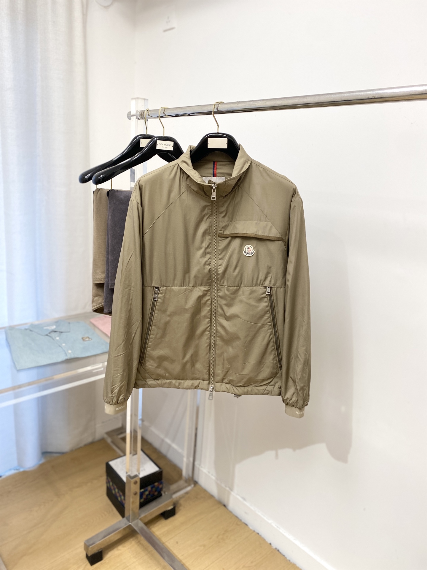 NO:499680,The cover, 2025 new jacket jacket, fashionable and handsome, simple and versatile style, chest embroidery decorative pattern logo, customized original fabric, not only crisp, maintains the trendy silhouette, and is comfortable to wear, the yarn weaving is more delicate, the number M-3XL, Moncler, jackets & coats, jackets & coats, alexander wang19860909蒙口、2025新品夹克外套,时尚帅气,简约百搭款,胸前刺绣装饰图案logo,定制原版面料,不仅挺括,保持潮流的廓形,又穿着舒适,纱织更细腻,码数M-3XL,,Moncler,jackets & coats,jackets & coats,alexander wang,Men's clothing