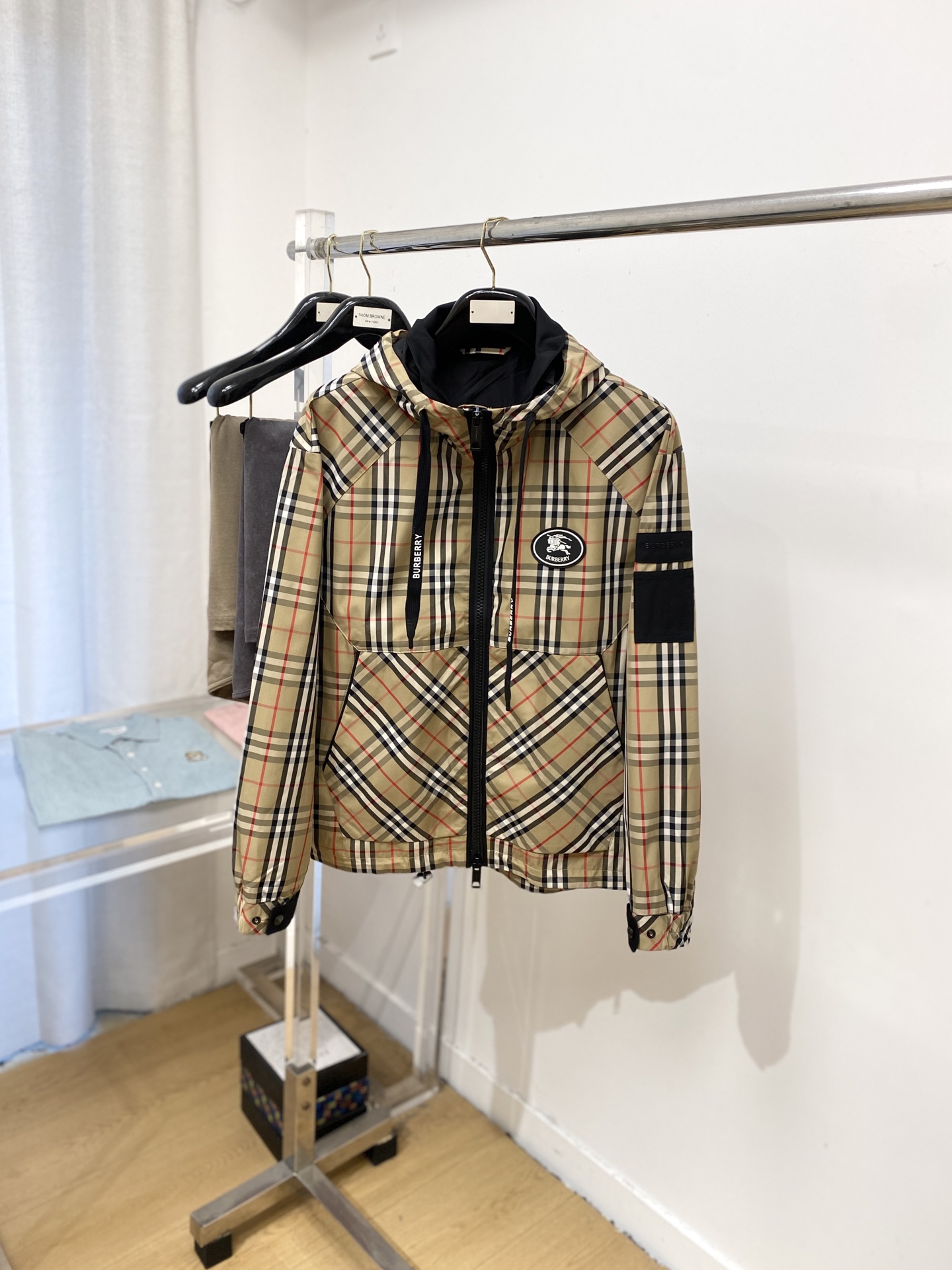 NO:499684,Burberry, 2025 new jacket jacket, fashionable and handsome, simple and versatile style, chest embroidery decorative pattern logo, customized original fabric, not only crisp, maintains the trendy silhouette, and is comfortable to wear, the yarn weaving is more delicate, the number M-3XL, burberry, jackets & coats, jackets & coats, alexander wang19860909巴宝莉、2025新品夹克外套,时尚帅气,简约百搭款,胸前刺绣装饰图案logo,定制原版面料,不仅挺括,保持潮流的廓形,又穿着舒适,纱织更细腻,码数M-3XL,,burberry,jackets & coats,jackets & coats,alexander wang,Men's clothing