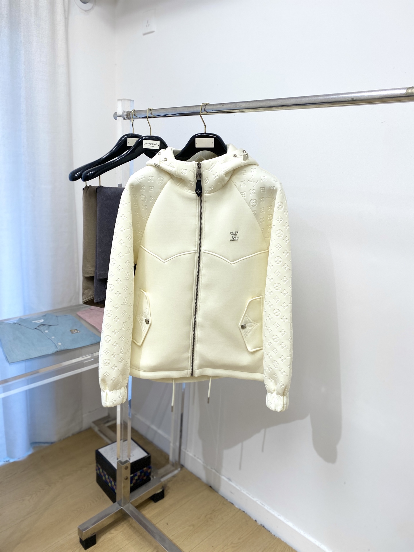 NO:502455,Louis Vuitton, 2025 new jacket jacket, fashionable and handsome, simple and versatile style, chest hardware decorative letter logo, customized original fabric, not only crisp, maintains the trendy silhouette, and is comfortable to wear, the yarn weaving is more delicate, the number M-3XL, louis vuitton, jackets & coats, jackets & coats, alexander wang19860909路易威登、2025新品夹克外套,时尚帅气,简约百搭款,胸前五金装饰字母logo,定制原版面料,不仅挺括,保持潮流的廓形,又穿着舒适,纱织更细腻,码数M-3XL,,louis vuitton,jackets & coats,jackets & coats,alexander wang,Men's clothing