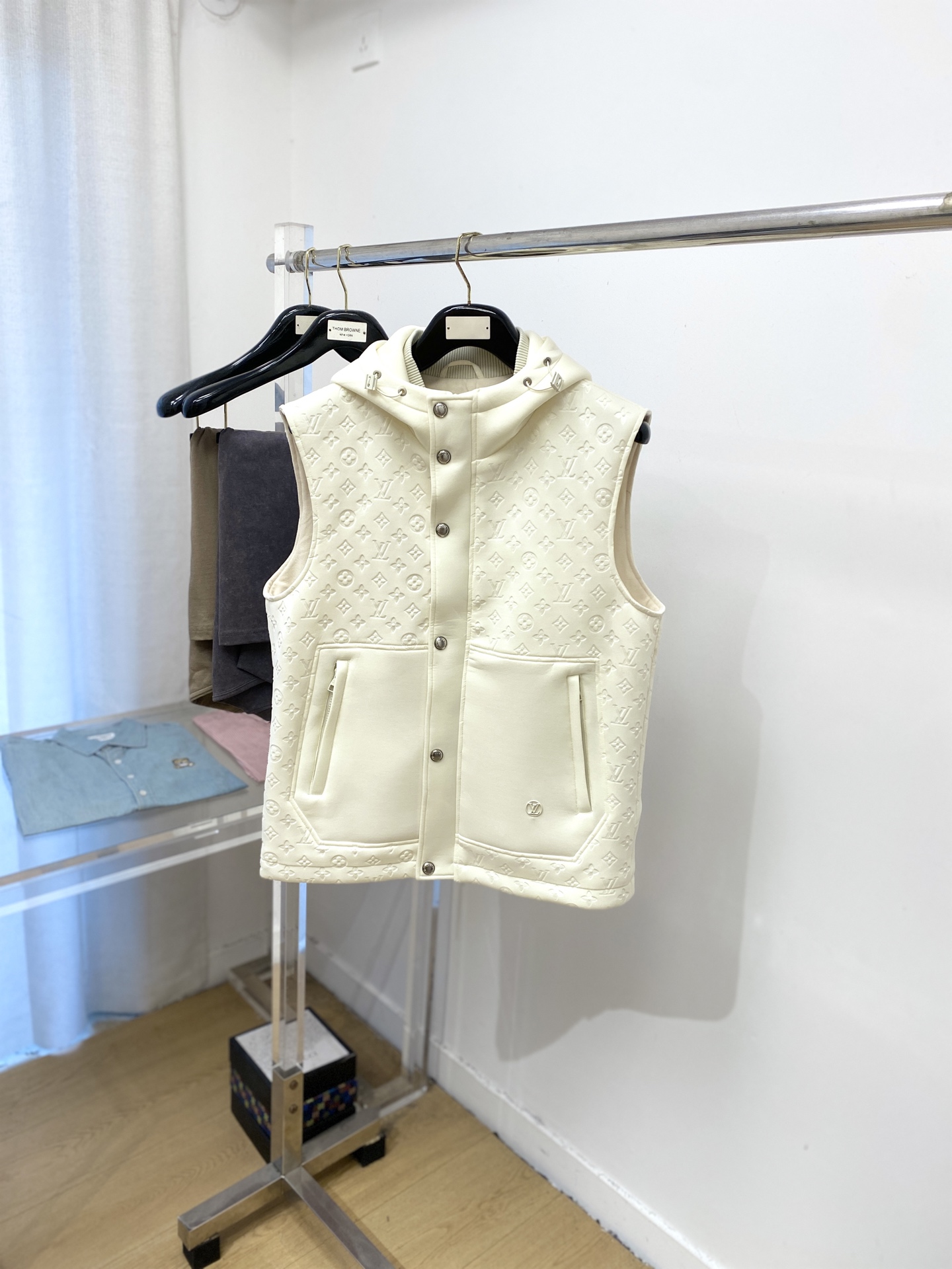 NO:502460,Louis Vuitton, 2025 new jacket vest jacket, fashionable and handsome, simple and versatile style, hardware decorative letter logo under the clothes, customized original fabric, not only crisp, maintains the trendy silhouette, and is comfortable to wear, and the yarn weaving is more delicate, the number M-3XL, louis vuitton, jackets & coats, jackets & coats, alexander wang19860909路易威登、2025新品夹克马甲外套,时尚帅气,简约百搭款,衣下五金装饰字母logo,定制原版面料,不仅挺括,保持潮流的廓形,又穿着舒适,纱织更细腻,码数M-3XL,,louis vuitton,jackets & coats,jackets & coats,alexander wang,Men's clothing