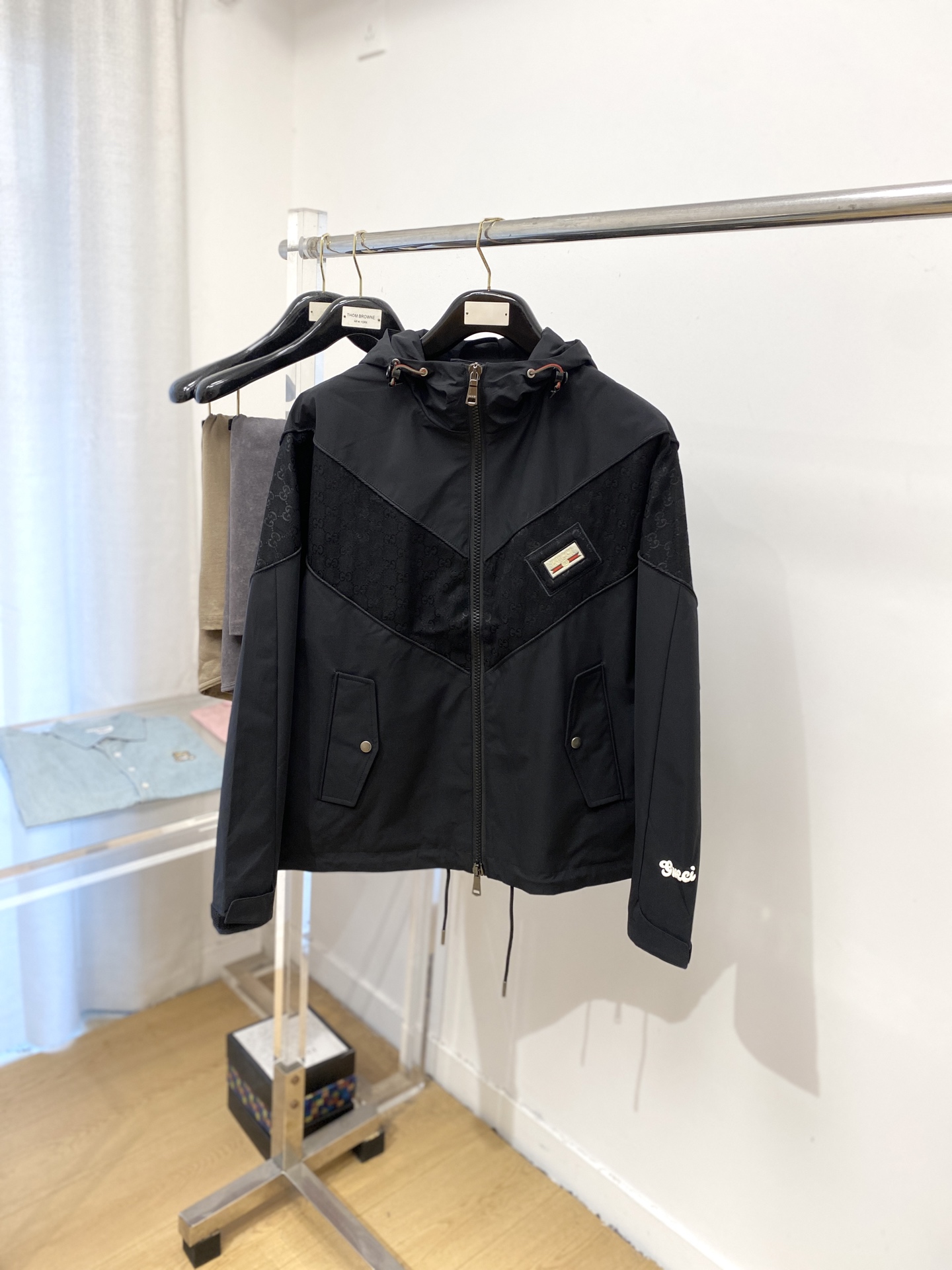 “Gucci 2025 Jackets: Fashionable Custom Embroidered Designs for $100, Sizes M-3XL, Code P960” - 图片 1