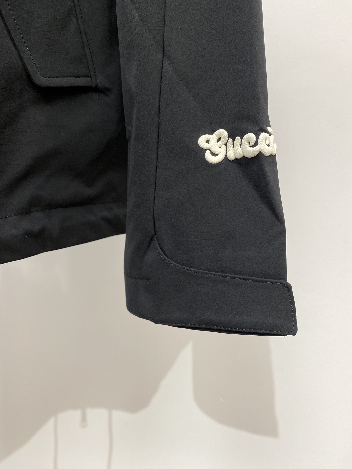 “Gucci 2025 Jackets: Fashionable Custom Embroidered Designs for $100, Sizes M-3XL, Code P960” - 图片 7