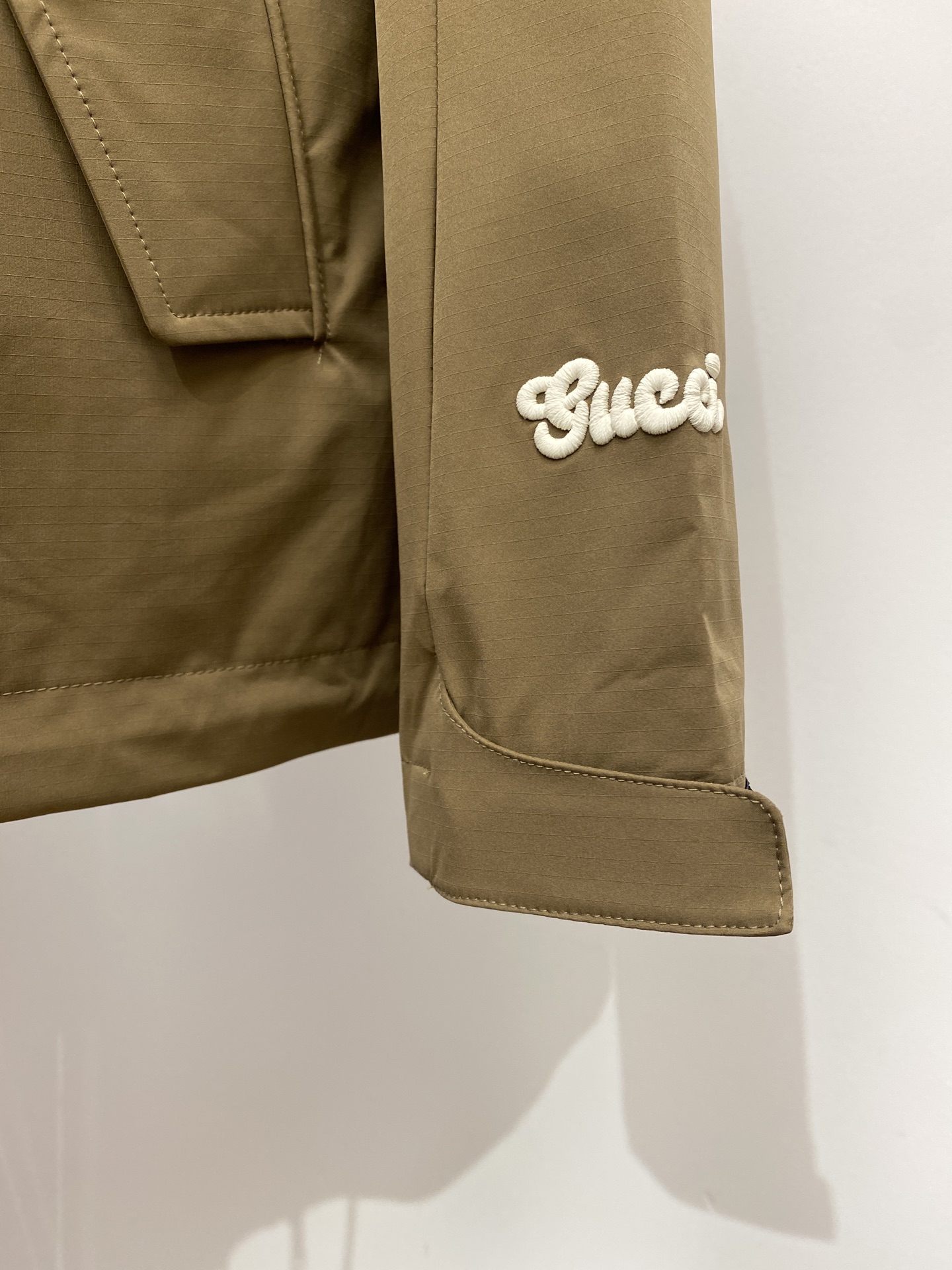 “2025 Gucci Jackets: Fine Embroidery, Custom Fabric, Comfortable Fit, Sizes M-3XL, P960 Code” - 图片 7