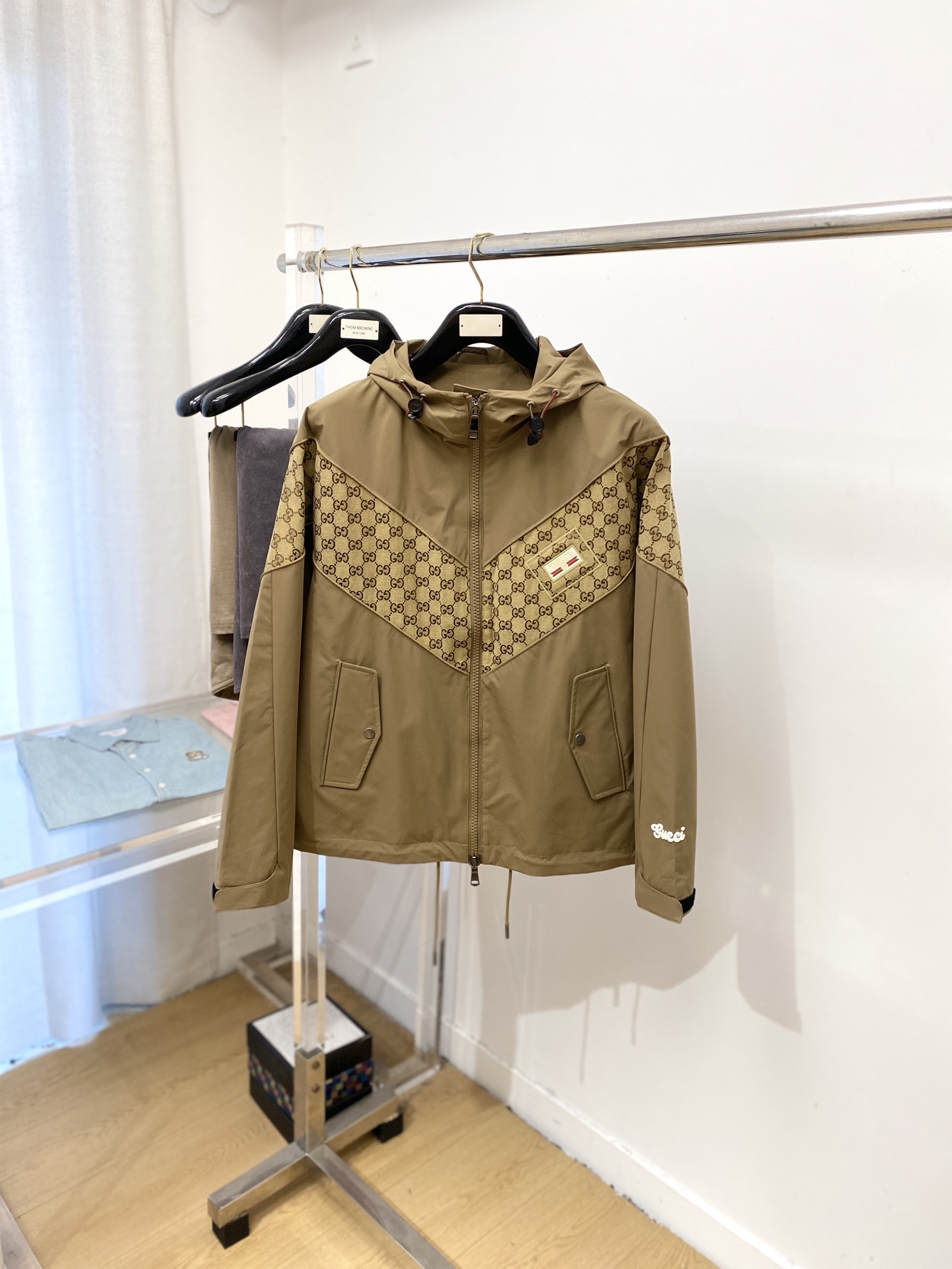 “2025 Gucci Jackets: Fine Embroidery, Custom Fabric, Comfortable Fit, Sizes M-3XL, P960 Code” - 图片 1