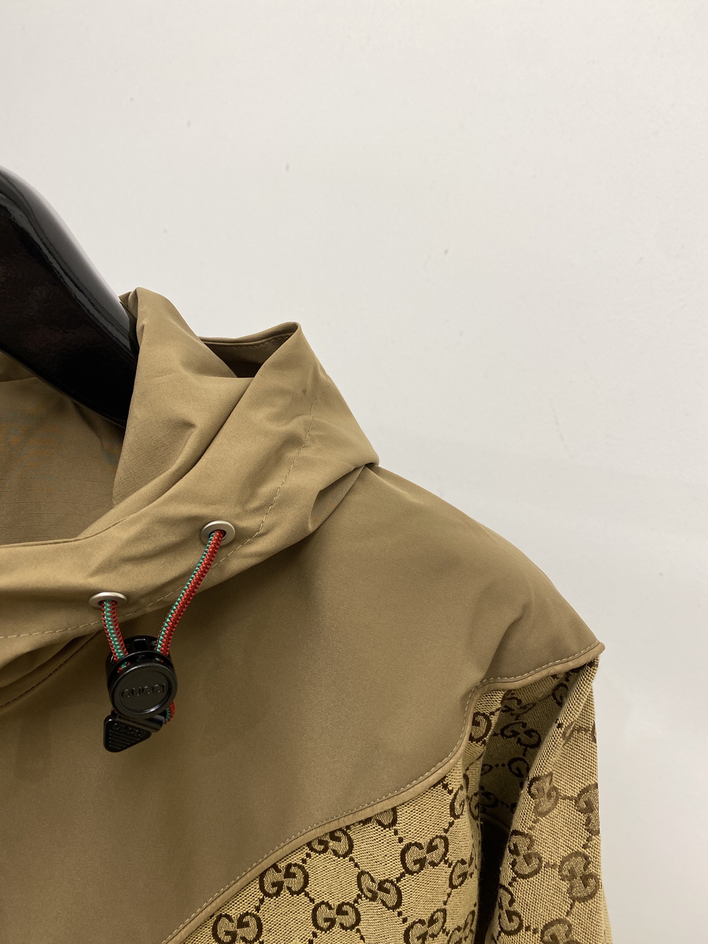 “2025 Gucci Jackets: Fine Embroidery, Custom Fabric, Comfortable Fit, Sizes M-3XL, P960 Code” - 图片 3
