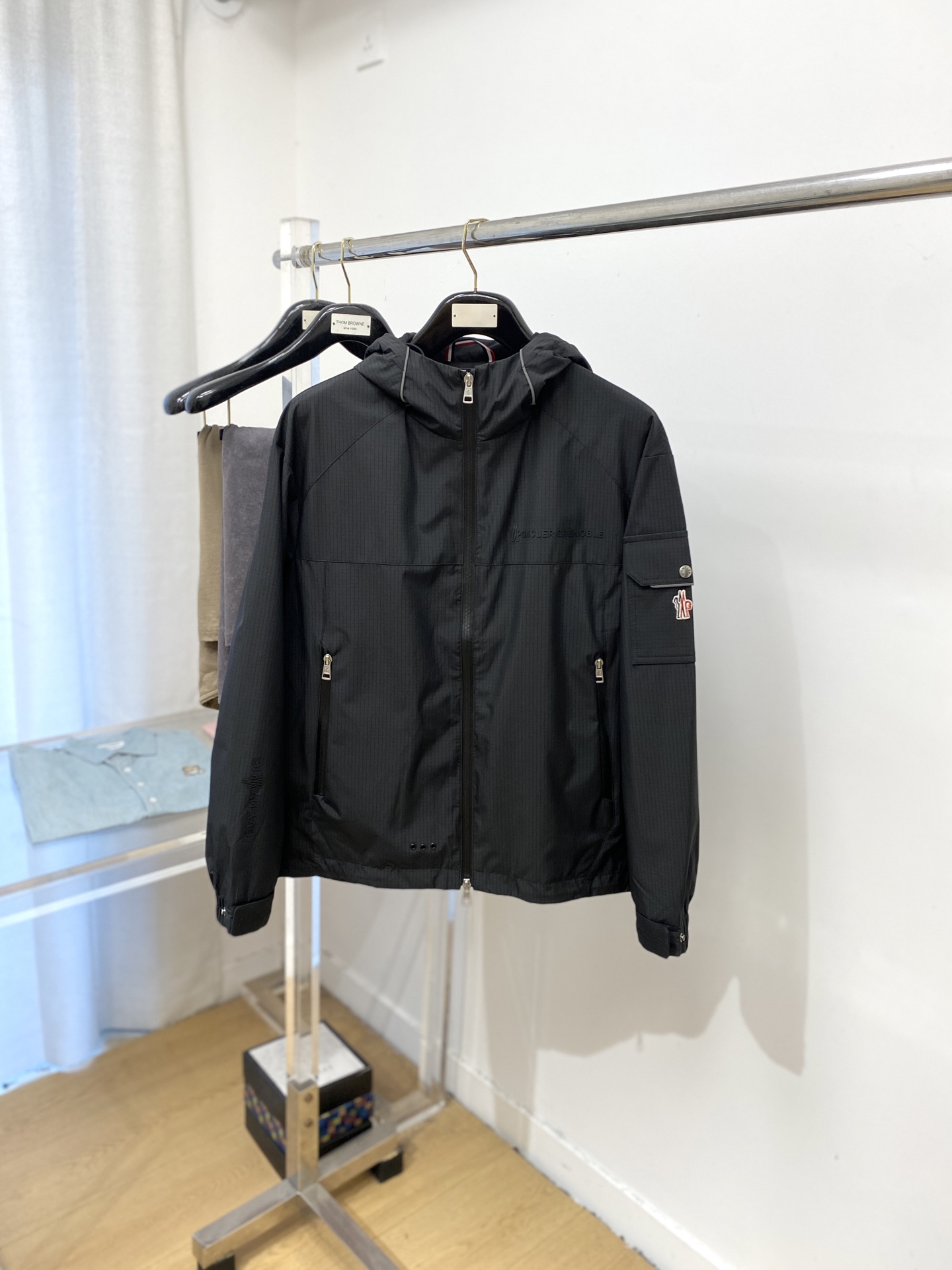 NO:499688,The cover, 2025 new jacket jacket, fashionable and handsome, simple and versatile style, top-grade glue-printed letter logo on the chest, customized original fabric, not only crisp, maintains the trendy silhouette, and is comfortable to wear, and the yarn is more delicate, the number M-3XL, Moncler, jackets & coats, jackets & coats, alexander wang19860909蒙口、2025新品夹克外套,时尚帅气,简约百搭款,胸前顶级印胶图案字母logo,定制原版面料,不仅挺括,保持潮流的廓形,又穿着舒适,纱织更细腻,码数M-3XL,,Moncler,jackets & coats,jackets & coats,alexander wang,Men's clothing