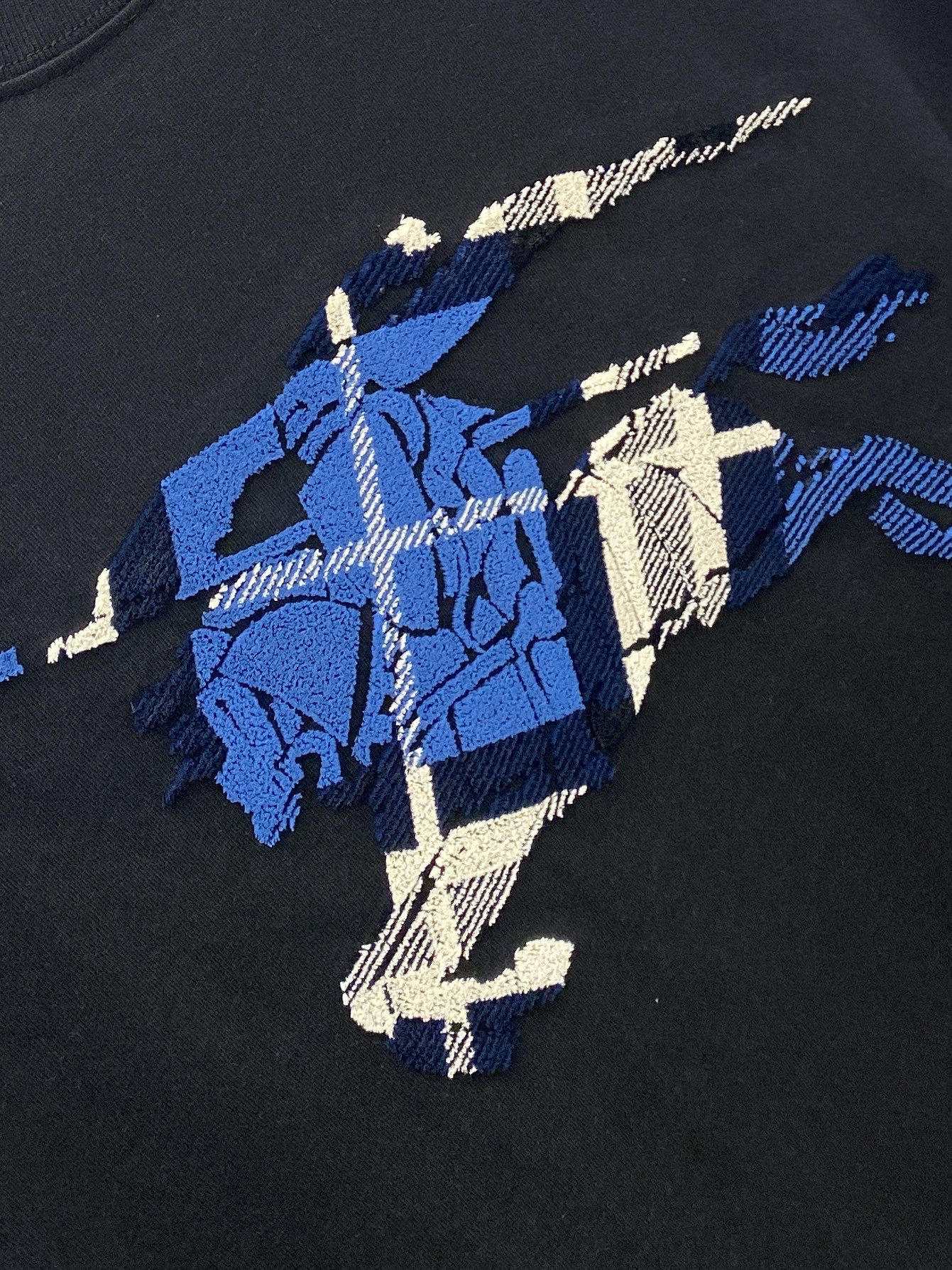 巴宝莉、2025最新款短袖T恤，帅气时尚，胸前顶级定织图案logo，简约百搭款。面料棉 不仅挺括，保持潮