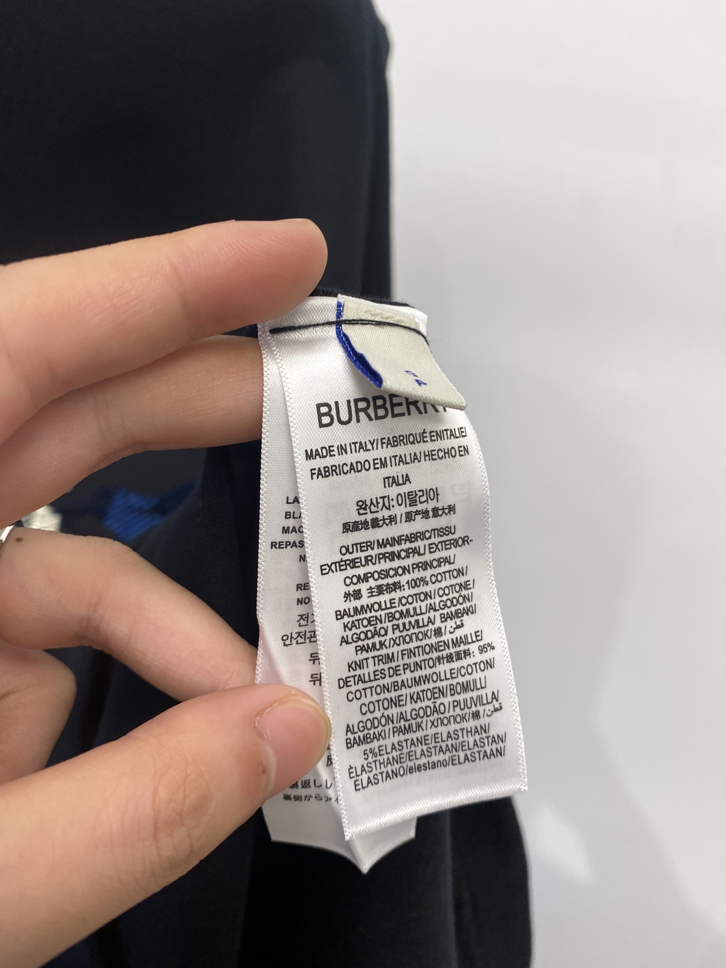 巴宝莉、2025最新款短袖T恤，帅气时尚，胸前顶级定织图案logo，简约百搭款。面料棉 不仅挺括，保持潮