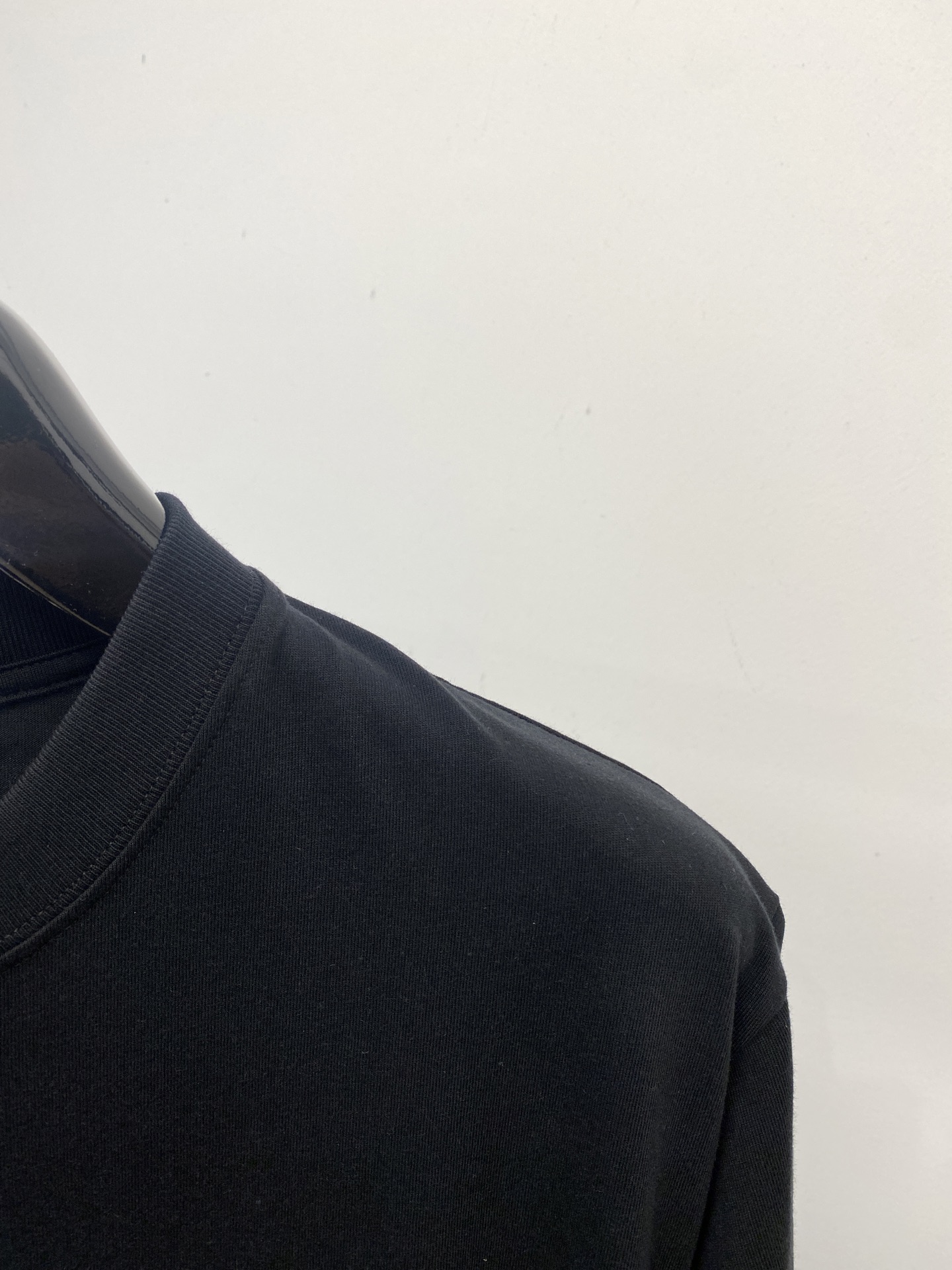 巴宝莉、2025最新款短袖T恤，帅气时尚，胸前顶级定织图案logo，简约百搭款。面料棉 不仅挺括，保持潮