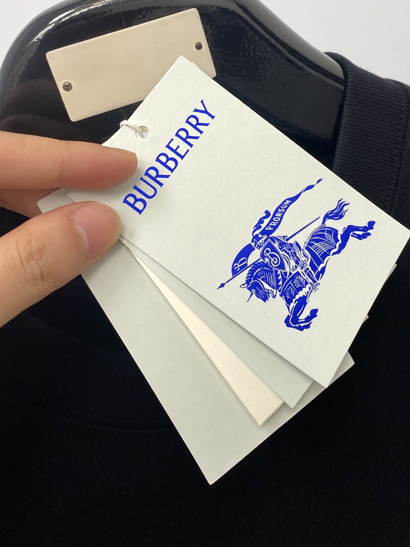 巴宝莉、2025最新款短袖T恤，帅气时尚，胸前顶级定织图案logo，简约百搭款。面料棉 不仅挺括，保持潮