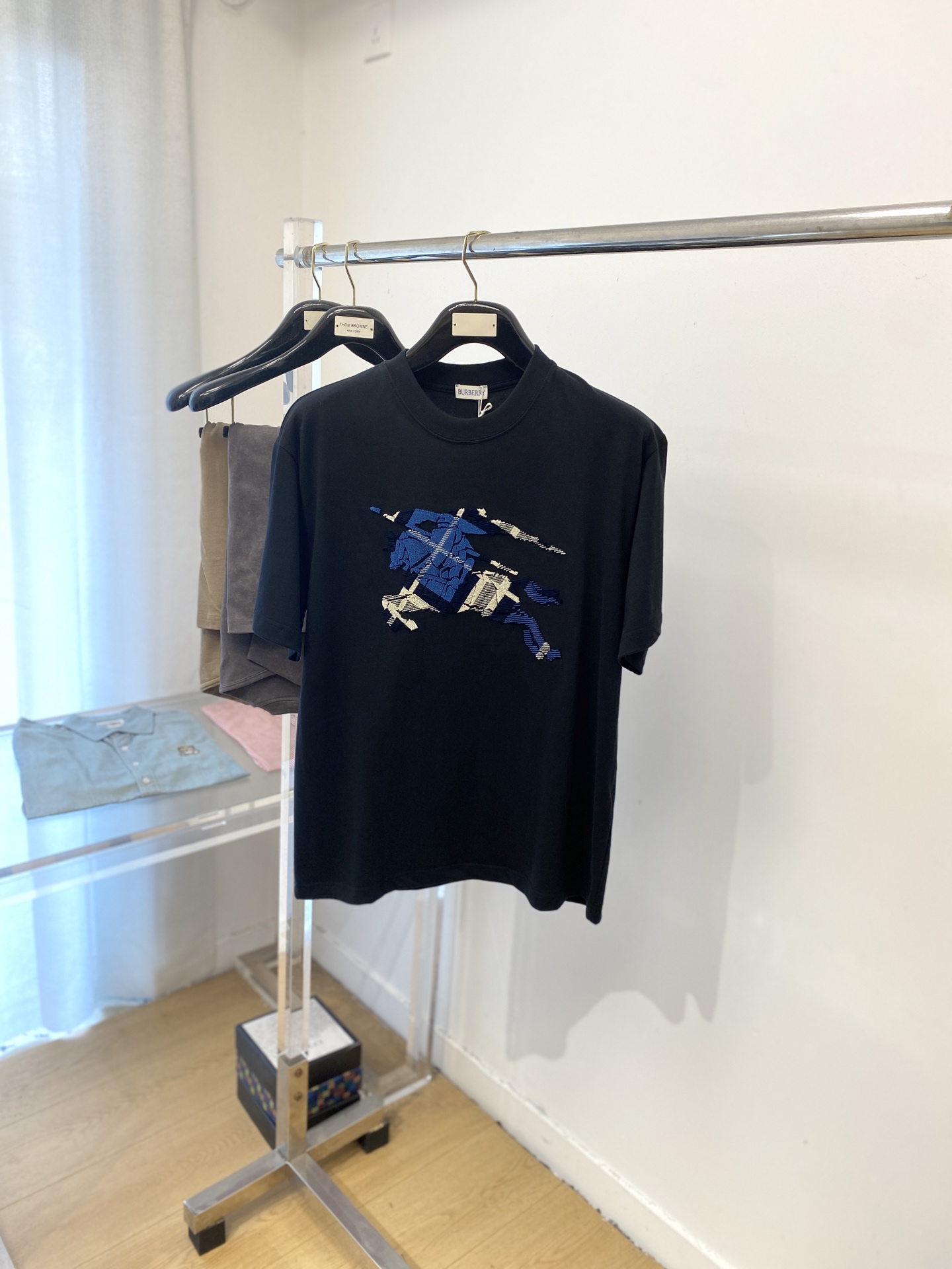 巴宝莉、2025最新款短袖T恤，帅气时尚，胸前顶级定织图案logo，简约百搭款。面料棉 不仅挺括，保持潮