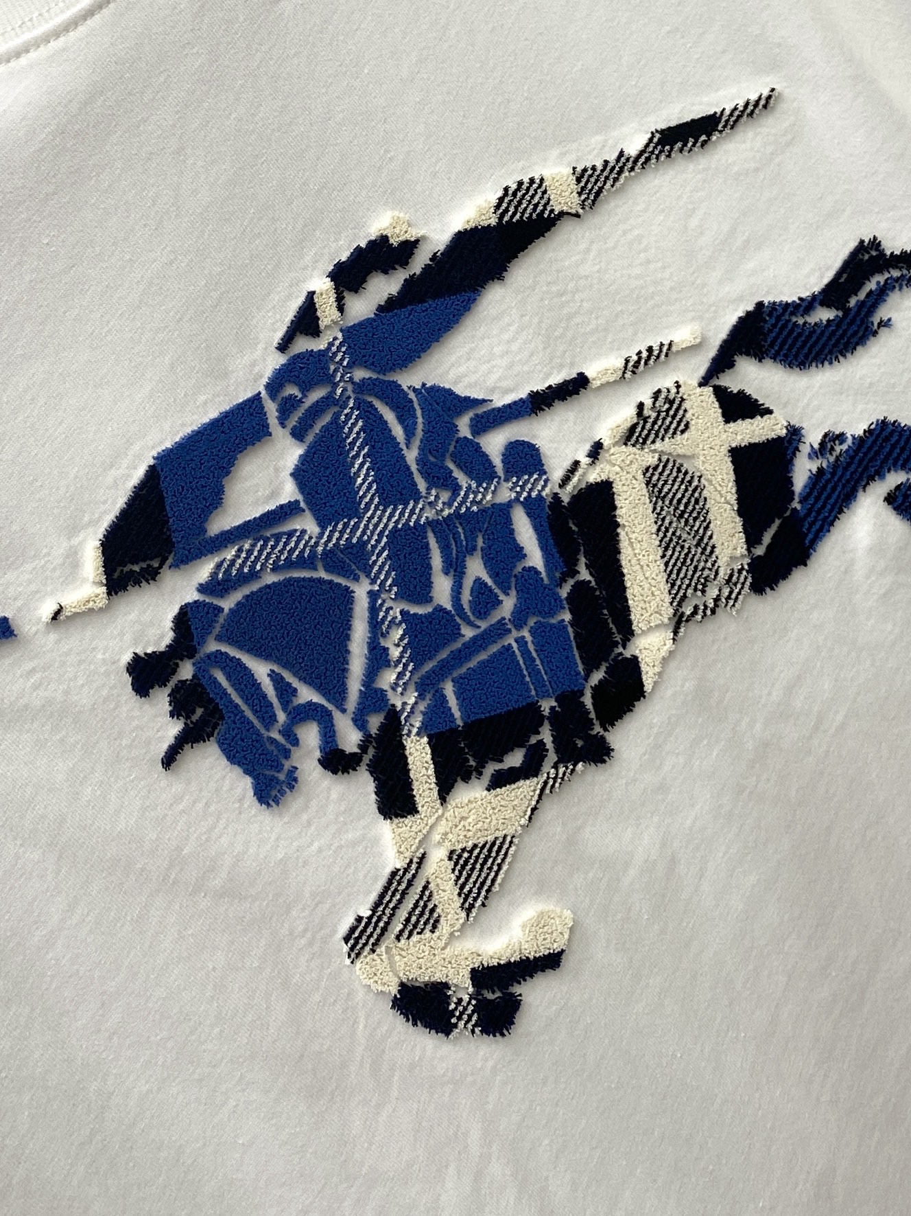 巴宝莉、2025最新款短袖T恤，帅气时尚，胸前顶级定织图案logo，简约百搭款。面料棉 不仅挺括，保持潮