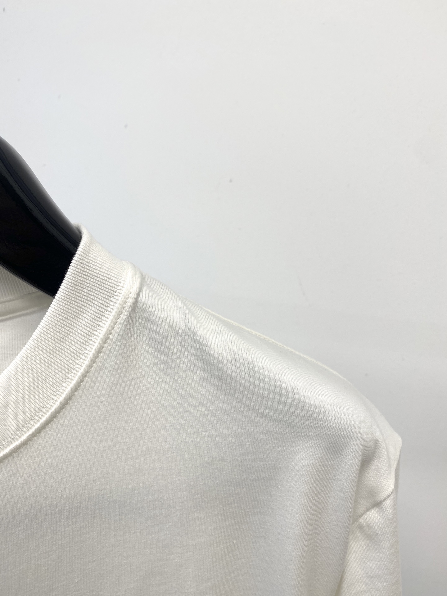 巴宝莉、2025最新款短袖T恤，帅气时尚，胸前顶级定织图案logo，简约百搭款。面料棉 不仅挺括，保持潮