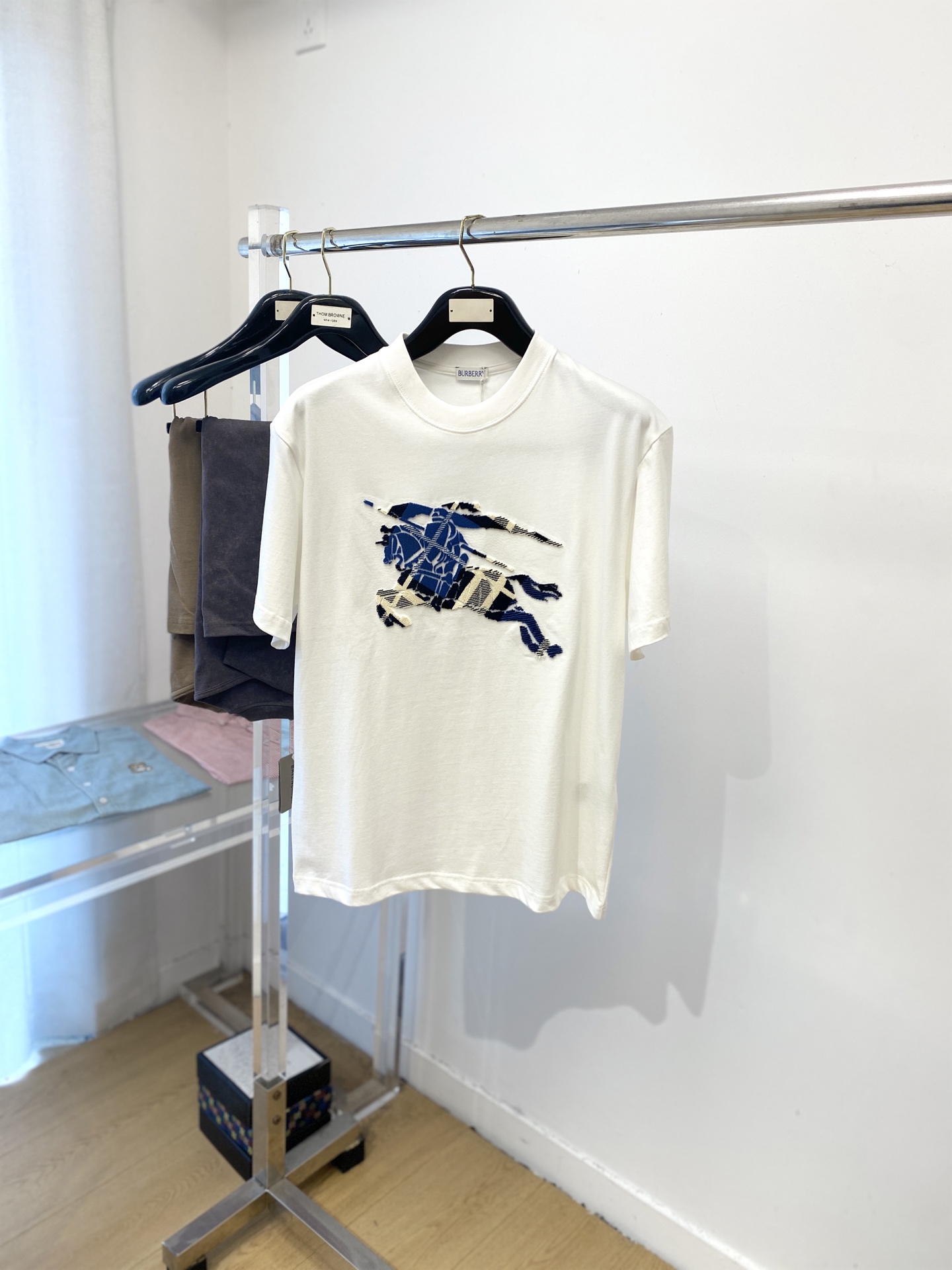 NO:499667,Burberry, the latest short-sleeved T-shirt in 2025, handsome and fashionable, top-level fixed-woven pattern logo on the chest, simple and versatile style. The fabric cotton is not only crisp, maintains the trendy silhouette, but also comfortable to wear, and the yarn is more delicate, the number of codes XS-XL, burberry, T-shirt, tees, t-shirt, alexander wang19860909巴宝莉、2025最新款短袖T恤,帅气时尚,胸前顶级定织图案logo,简约百搭款.面料棉 不仅挺括,保持潮流的廓形,又穿着舒适,纱织更细腻,码数XS-XL,,burberry,T-shirt,tees，t-shirt,alexander wang,Men's clothing