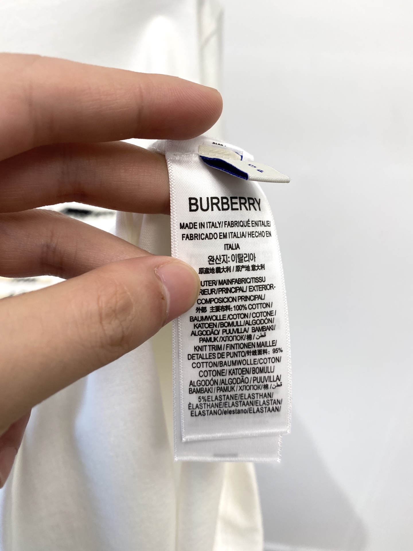 巴宝莉、2025最新款短袖T恤，帅气时尚，胸前顶级定织图案logo，简约百搭款。面料棉 不仅挺括，保持潮