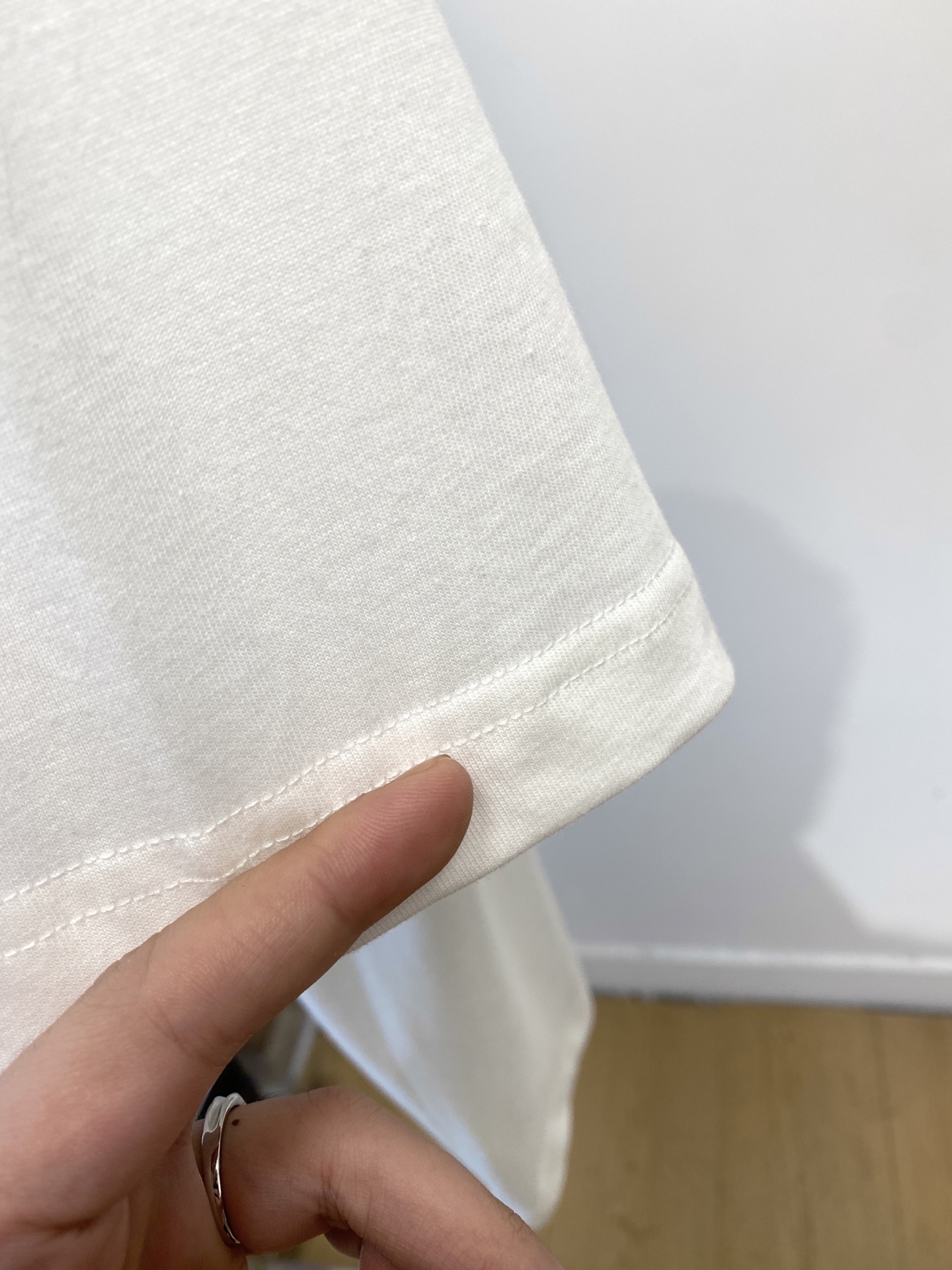 巴宝莉、2025最新款短袖T恤，帅气时尚，胸前顶级定织图案logo，简约百搭款。面料棉 不仅挺括，保持潮