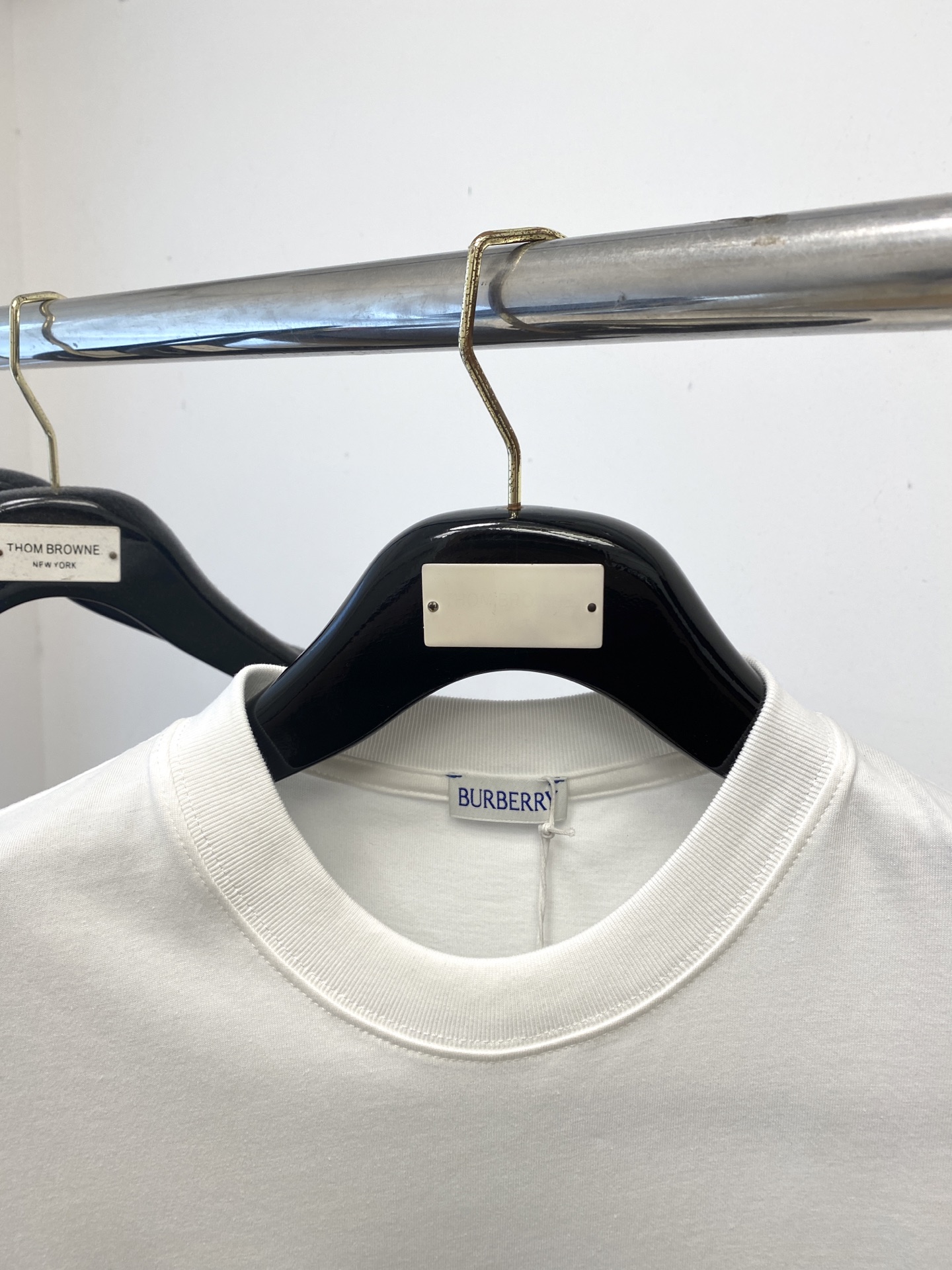 巴宝莉、2025最新款短袖T恤，帅气时尚，胸前顶级定织图案logo，简约百搭款。面料棉 不仅挺括，保持潮