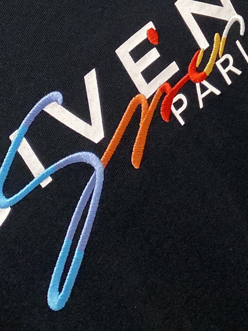 纪梵希、2025最新款短袖T恤，帅气时尚，胸前顶级刺绣印胶字母logo，简约百搭款。面料棉 不仅挺括，保