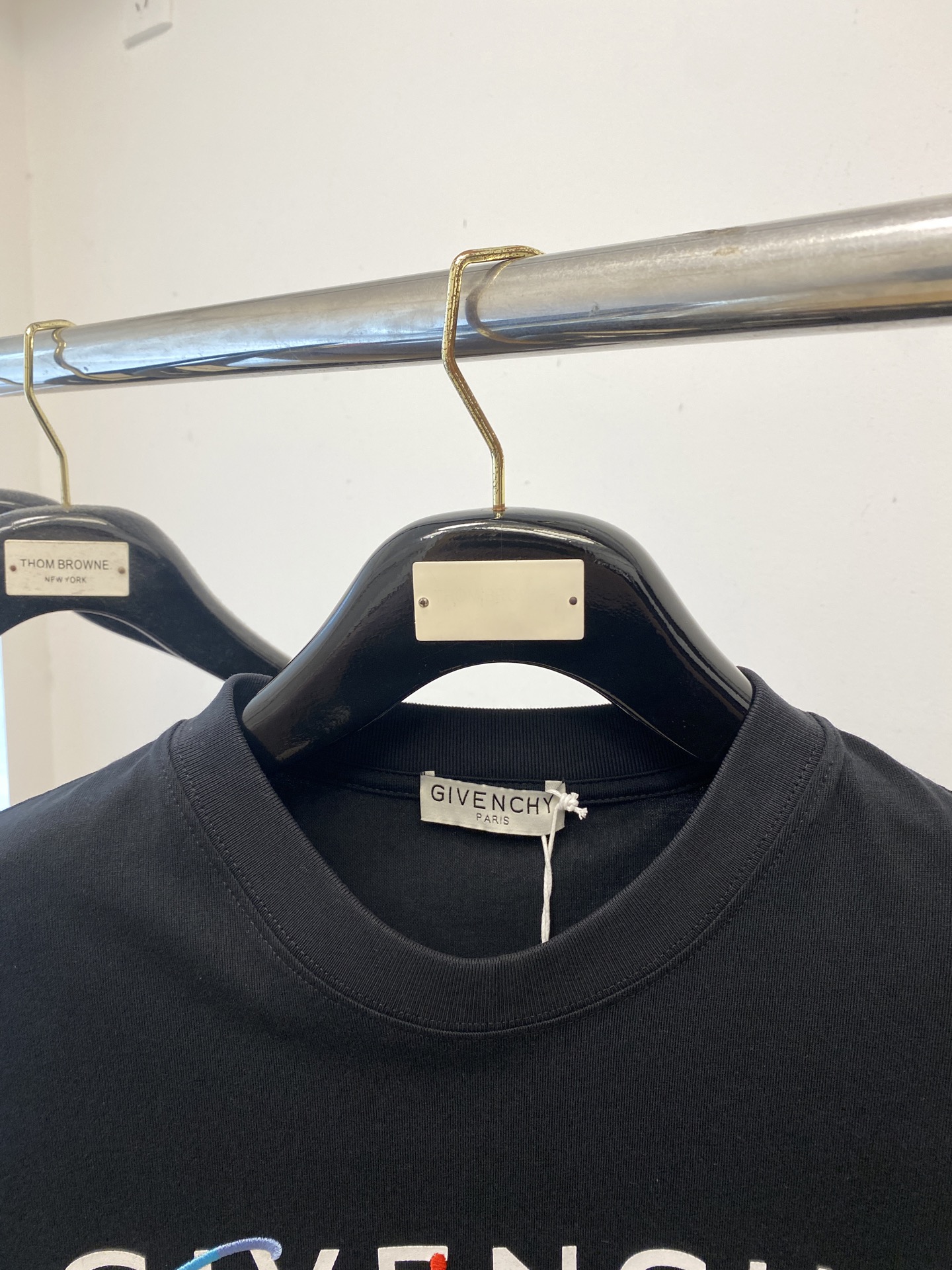 纪梵希、2025最新款短袖T恤，帅气时尚，胸前顶级刺绣印胶字母logo，简约百搭款。面料棉 不仅挺括，保