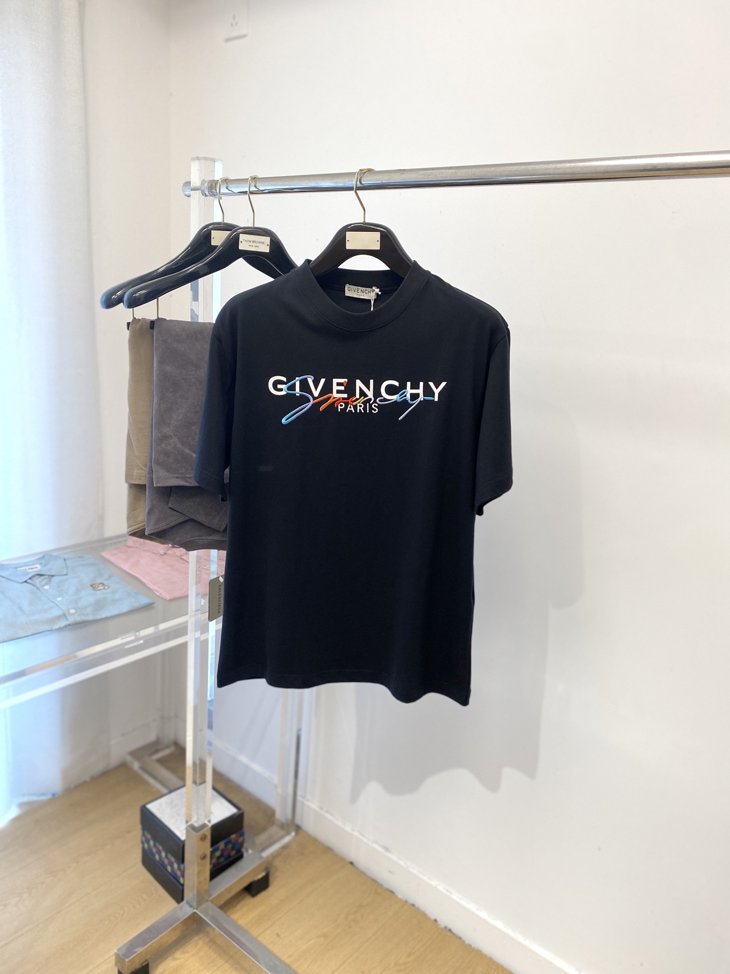 纪梵希、2025最新款短袖T恤，帅气时尚，胸前顶级刺绣印胶字母logo，简约百搭款。面料棉 不仅挺括，保