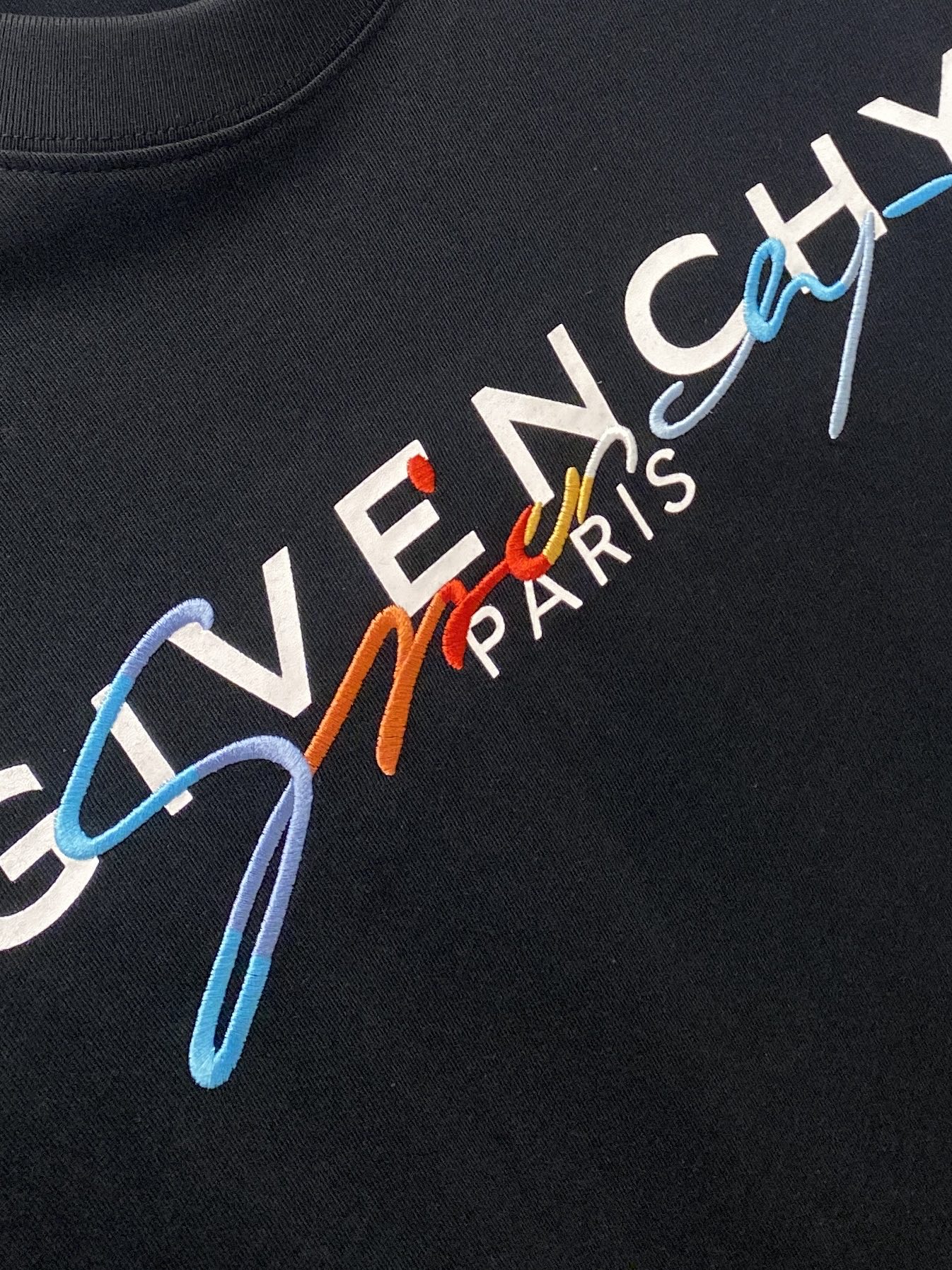 纪梵希、2025最新款短袖T恤，帅气时尚，胸前顶级刺绣印胶字母logo，简约百搭款。面料棉 不仅挺括，保