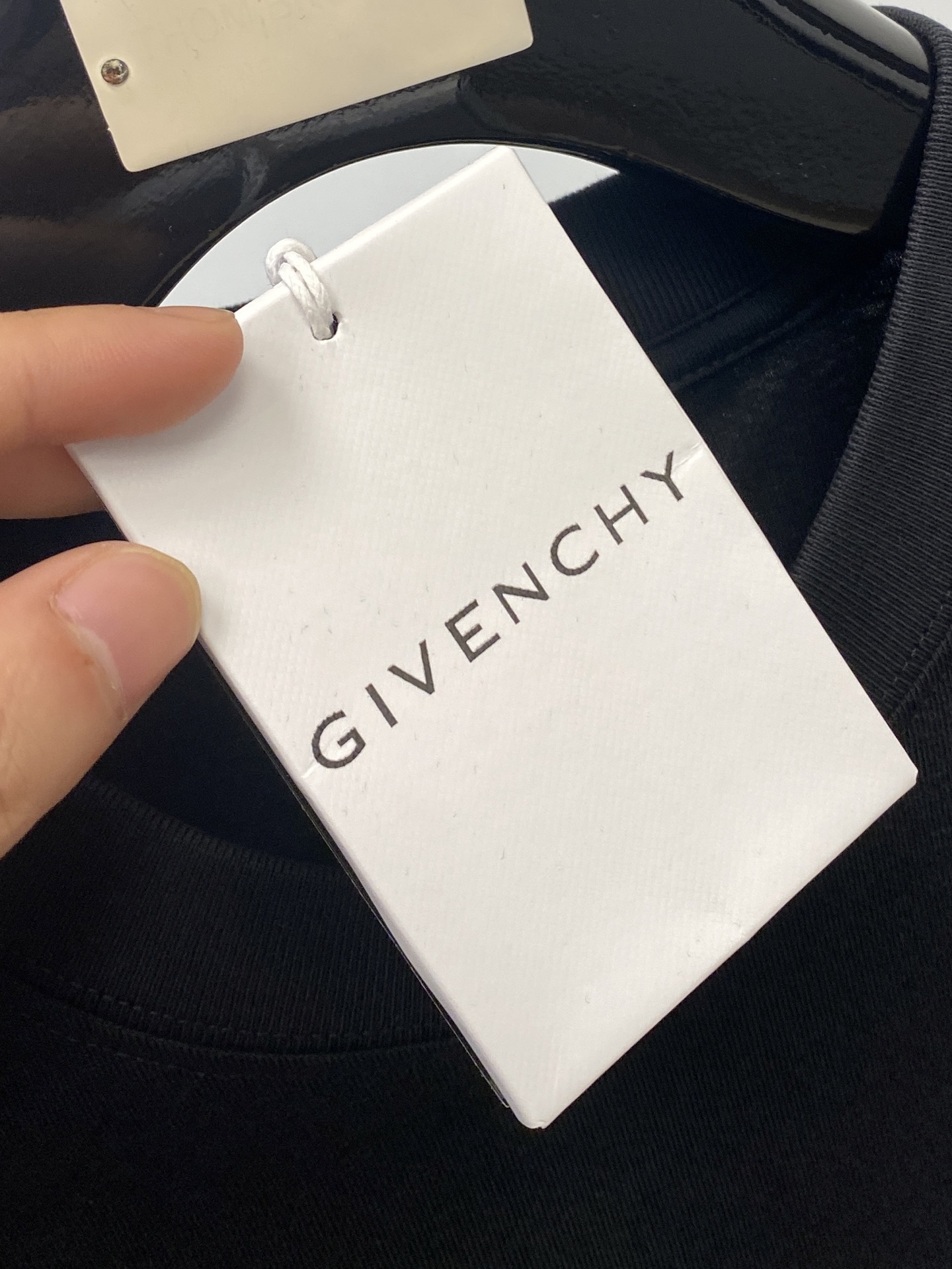 纪梵希、2025最新款短袖T恤，帅气时尚，胸前顶级刺绣印胶字母logo，简约百搭款。面料棉 不仅挺括，保