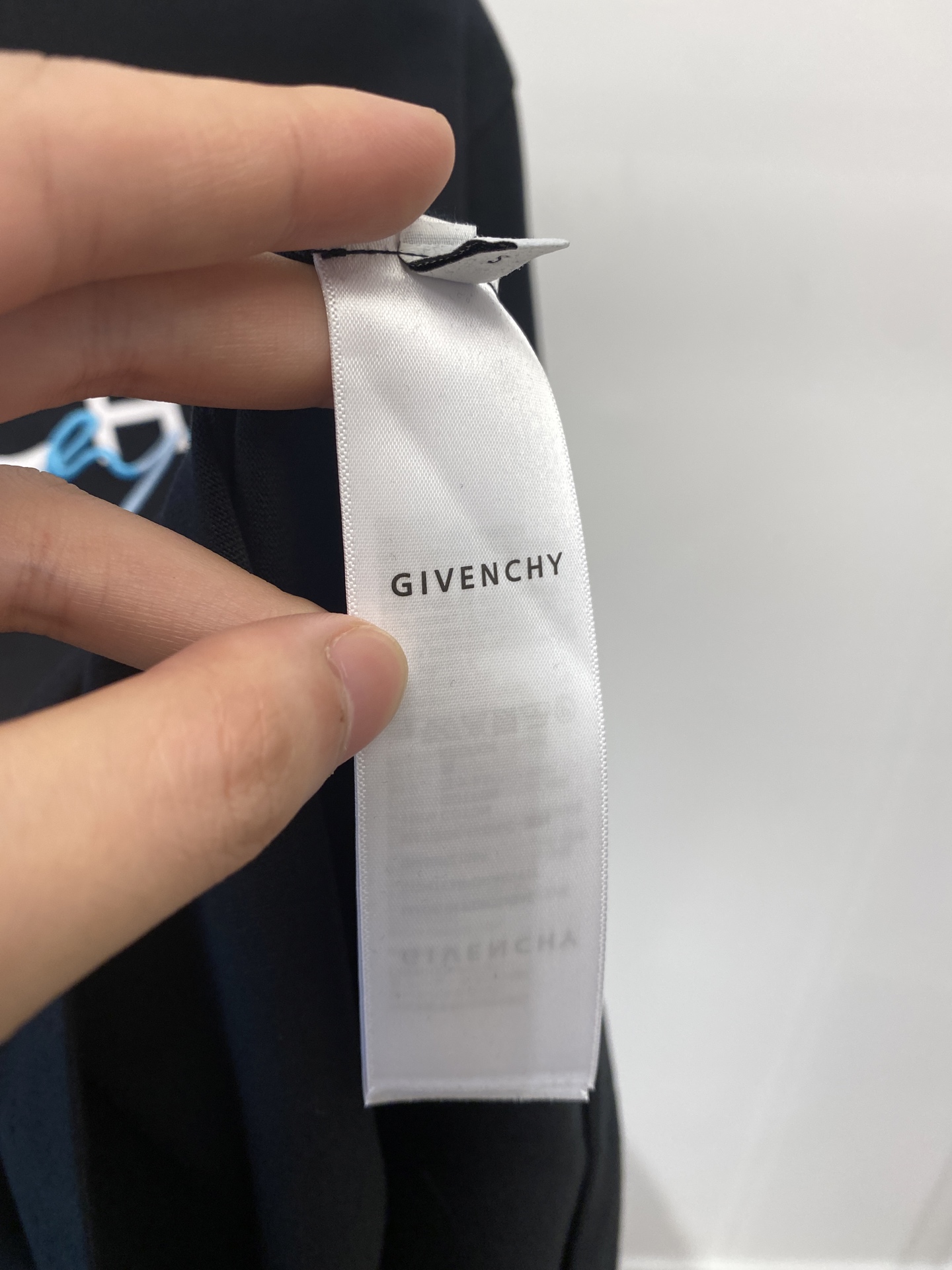 纪梵希、2025最新款短袖T恤，帅气时尚，胸前顶级刺绣印胶字母logo，简约百搭款。面料棉 不仅挺括，保