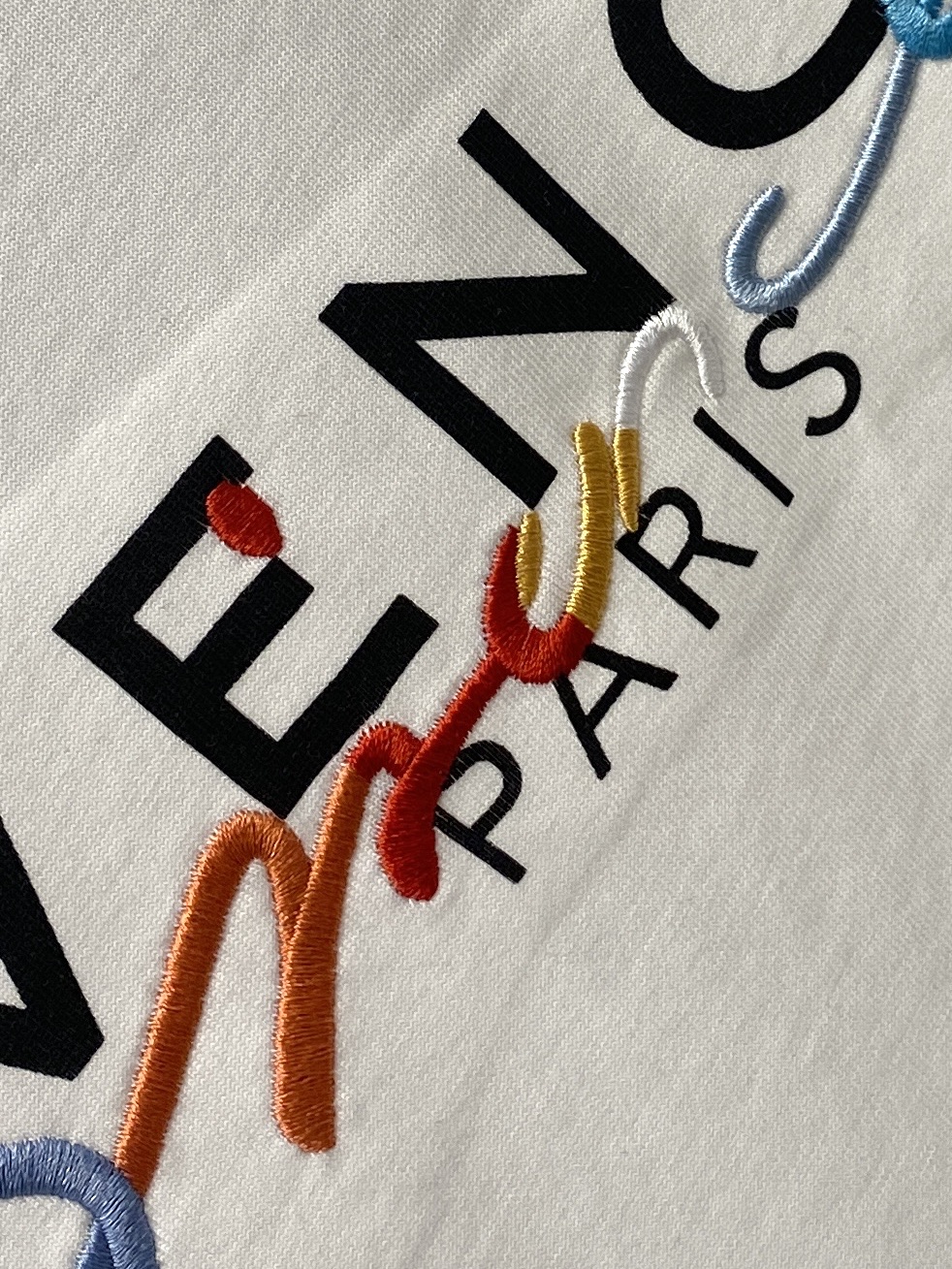 纪梵希、2025最新款短袖T恤，帅气时尚，胸前顶级刺绣印胶字母logo，简约百搭款。面料棉 不仅挺括，保