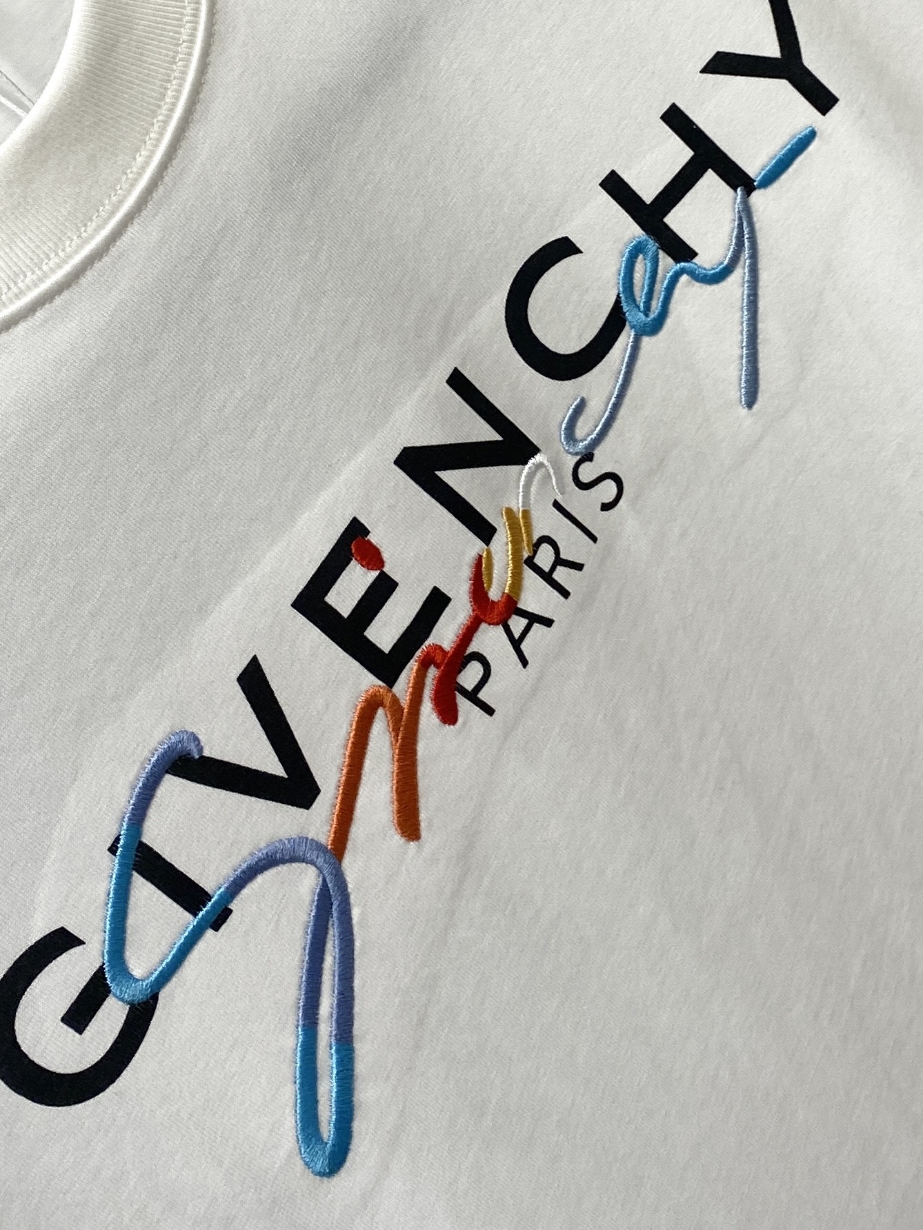 纪梵希、2025最新款短袖T恤，帅气时尚，胸前顶级刺绣印胶字母logo，简约百搭款。面料棉 不仅挺括，保