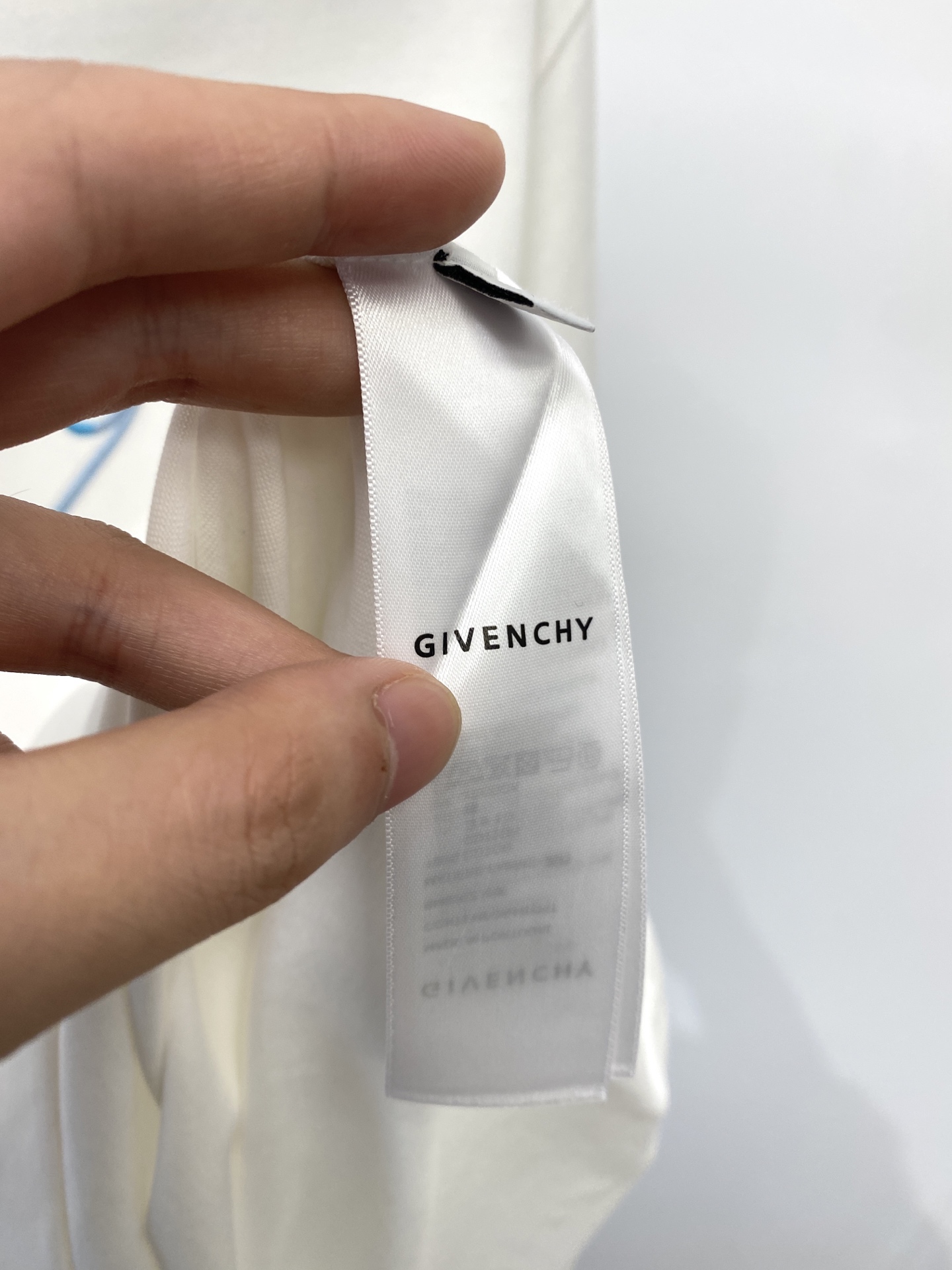 纪梵希、2025最新款短袖T恤，帅气时尚，胸前顶级刺绣印胶字母logo，简约百搭款。面料棉 不仅挺括，保