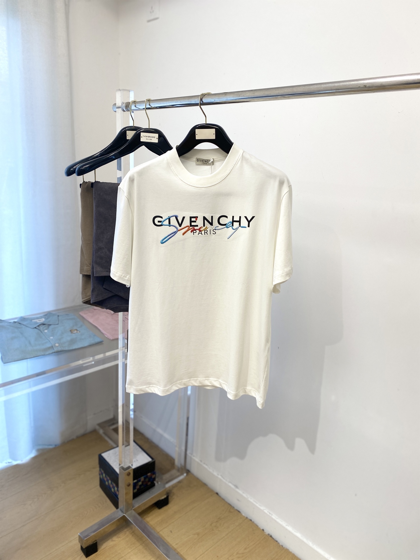 NO:499778,Givenchy, the latest short-sleeved T-shirt in 2025, handsome and fashionable, top-grade embroidered and printed letter logo on the chest, simple and versatile style. The fabric cotton is not only crisp, maintains the trendy silhouette, but also comfortable to wear, and the yarn is more delicate, the number of codes XS-XL, given, T-shirt, tees, t-shirt, alexander wang19860909纪梵希、2025最新款短袖T恤,帅气时尚,胸前顶级刺绣印胶字母logo,简约百搭款.面料棉 不仅挺括,保持潮流的廓形,又穿着舒适,纱织更细腻,码数XS-XL,,givenchy,T-shirt,tees，t-shirt,alexander wang,Men's clothing