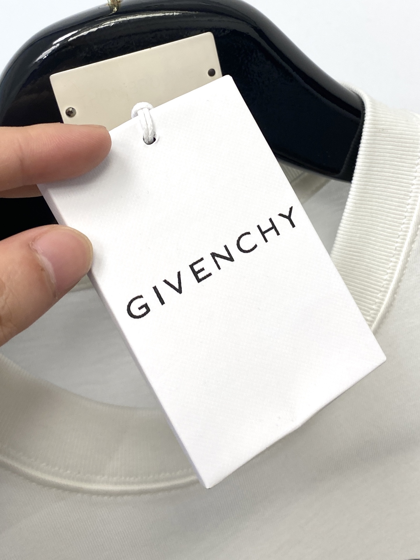 纪梵希、2025最新款短袖T恤，帅气时尚，胸前顶级刺绣印胶字母logo，简约百搭款。面料棉 不仅挺括，保